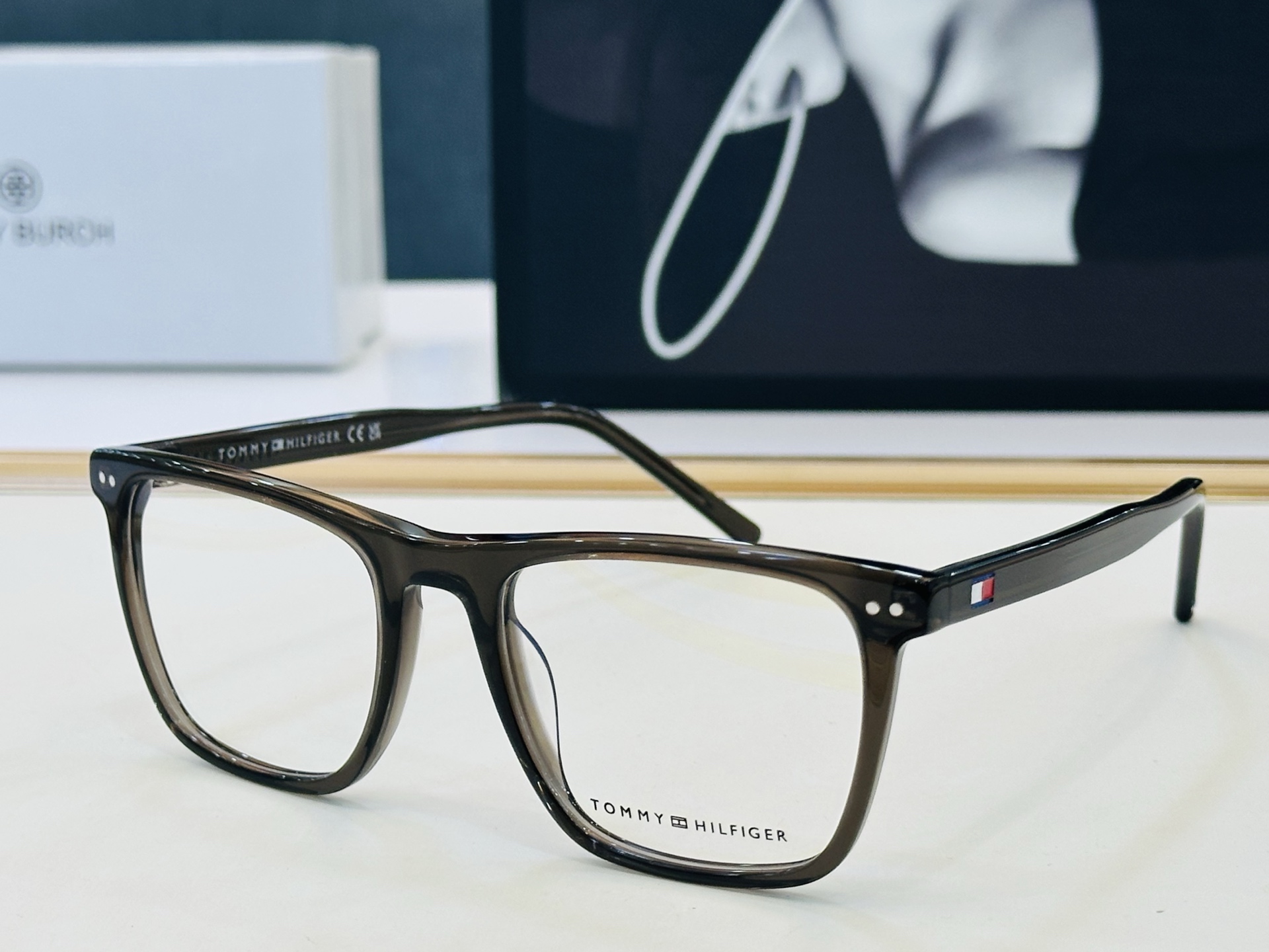 官网同步发售TOMMY HILFIGER 板材框 TH2131 SIZE：53口19-145 L简单大气