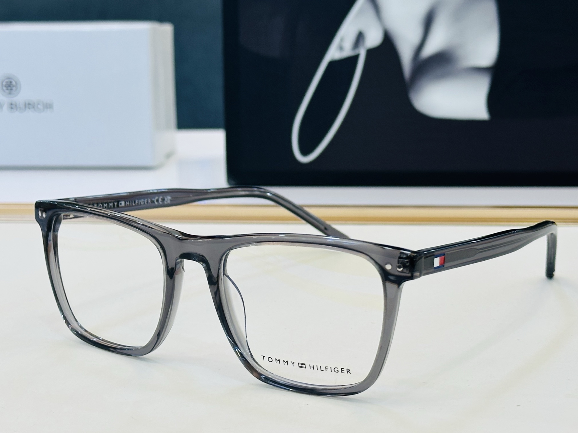 官网同步发售TOMMY HILFIGER 板材框 TH2131 SIZE：53口19-145 L简单大气