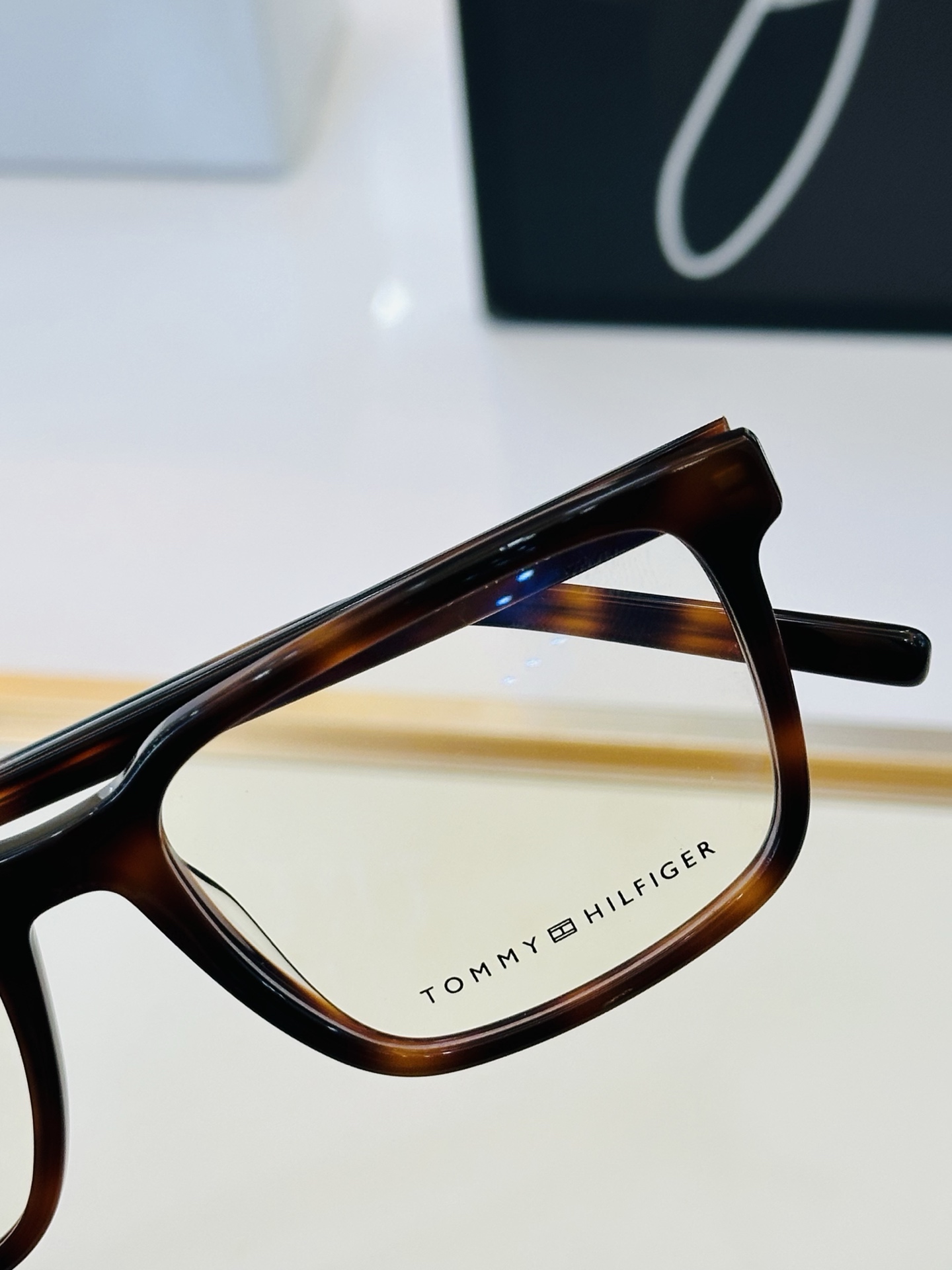 官网同步发售TOMMY HILFIGER 板材框 TH2246 SIZE：53口17-145 L简单大气