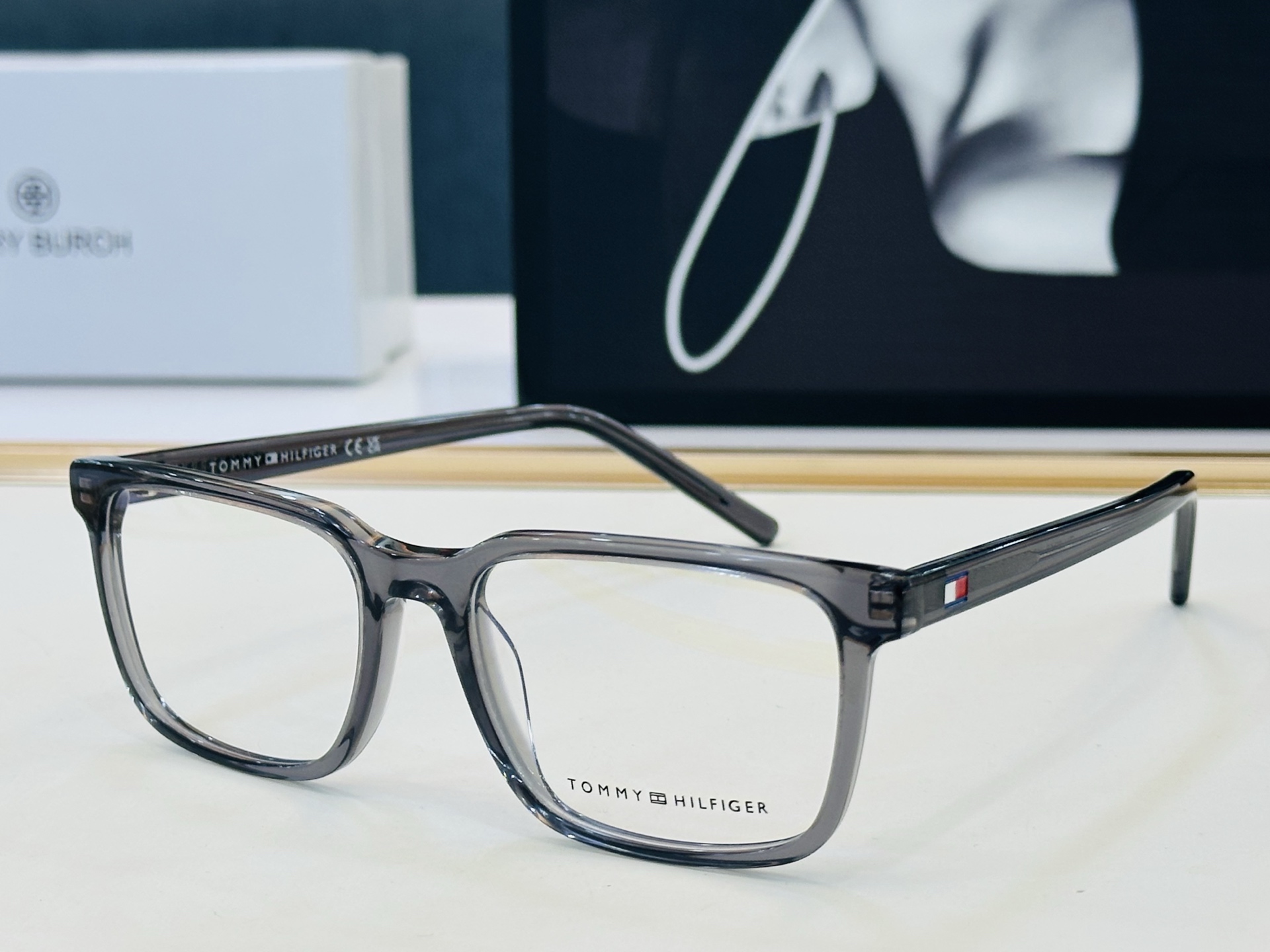 官网同步发售TOMMY HILFIGER 板材框 TH2246 SIZE：53口17-145 L简单大气