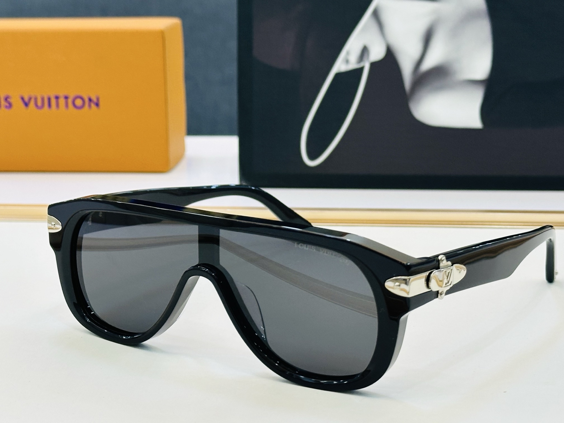 NO:897522,Louis Vuitton Z6082U Size 130 mouth 145 Vibrant, show your unique personality and show your majesty qj high quality glasses, sunglasses, sunglasses, glasses, louis vuitton19860909路易家 Z6082U Size130口145 充满活力的 展现独特个性展现大气的你 qj高品质 眼镜墨镜太阳镜,眼镜,louis vuitton,glasses