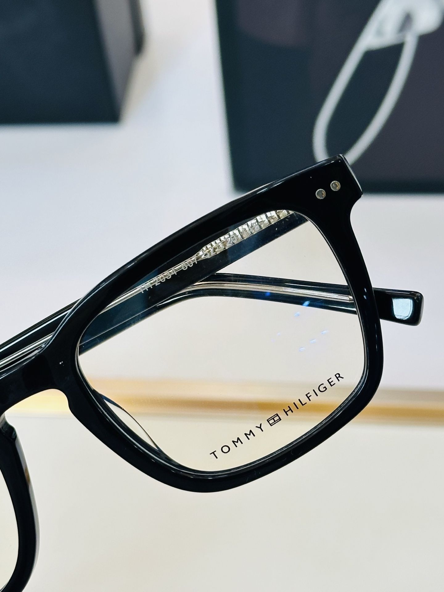 官网同步发售TOMMY HILFIGER 板材框 TH2034 SIZE：52口20-145 L简单大气
