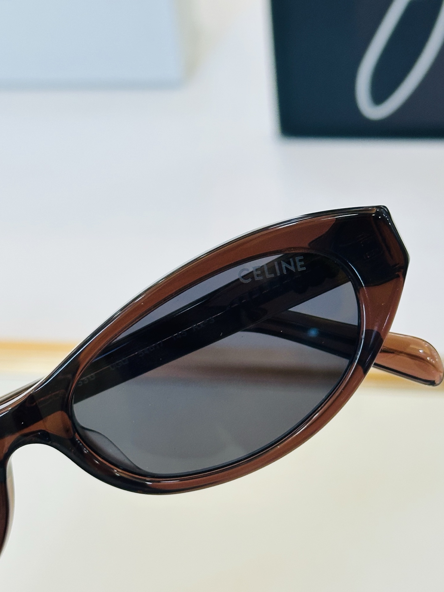 【CELINE】赛琳 CL40353U Size：54口17-145 一直热销的款式，欧美风 光泽度好  C质感强  工