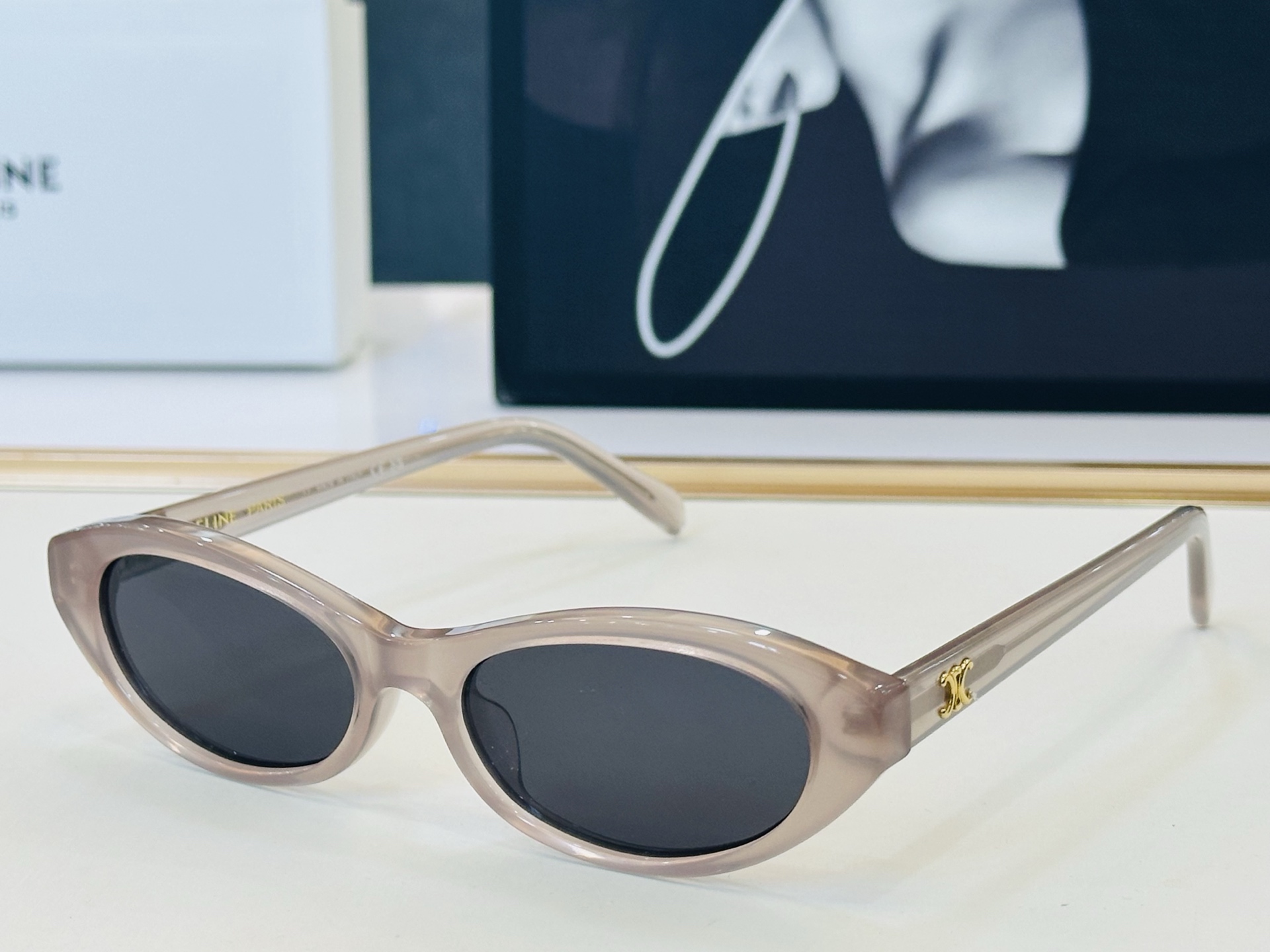 【CELINE】赛琳 CL40353U Size：54口17-145 一直热销的款式，欧美风 光泽度好  C质感强  工