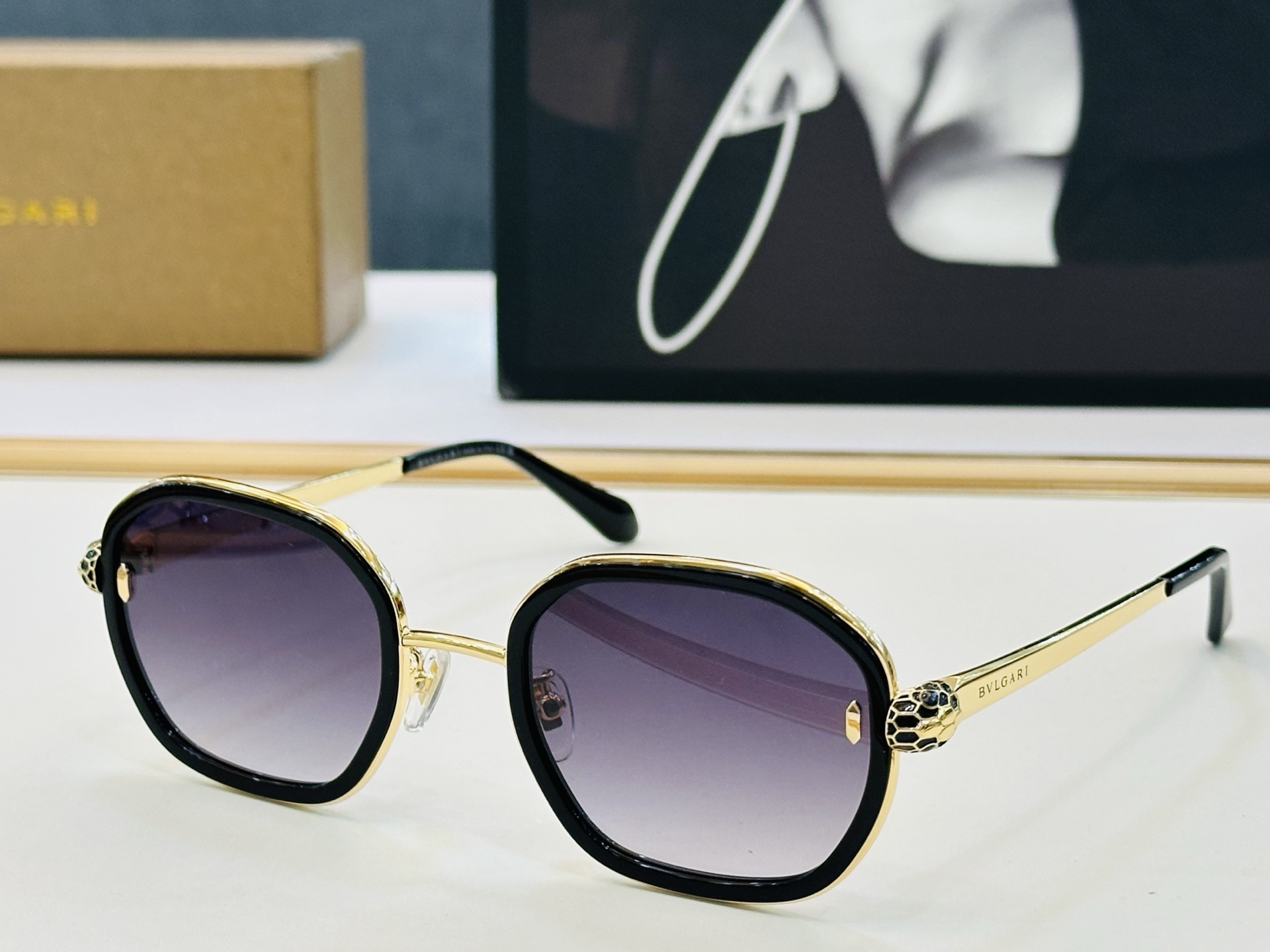 NO:953798,Model is also sold on the official website. Baogejia BV40094 Size 52 mouth 24- Definitely must buy. The quality is perfect. L must-have for going out. Glasses, sunglasses, sunglasses, glasses, bottega veneta19860909款 官网同售 宝格家 BV40094 Size 52口24- 绝对要买品质非常完美 L出街必备 眼镜墨镜太阳镜,眼镜,bottega veneta,glasses