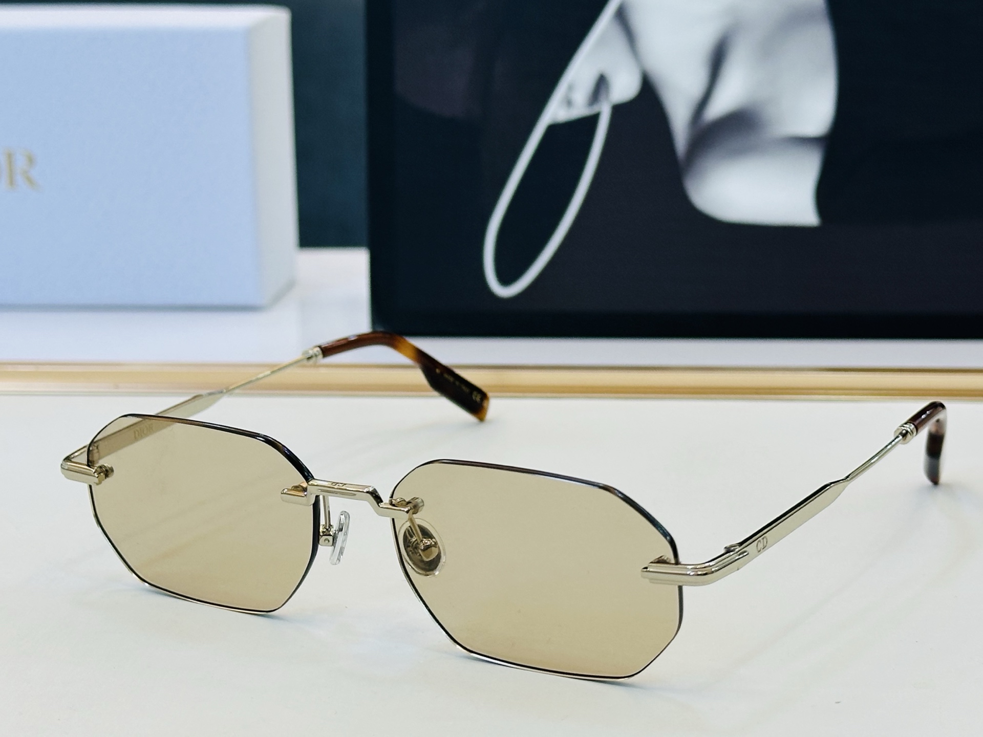 🔻🔻🔻DIO* 迪家 S19U  Size：52口18-145     春夏款墨镜 😎🔆 FD搭配镜腿精致 质量上佳 