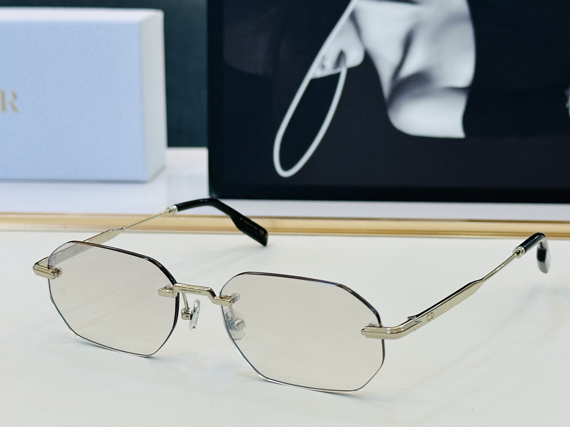 🔻🔻🔻DIO* 迪家 S19U  Size：52口18-145     春夏款墨镜 😎🔆 FD搭配镜腿精致 质量上佳 
