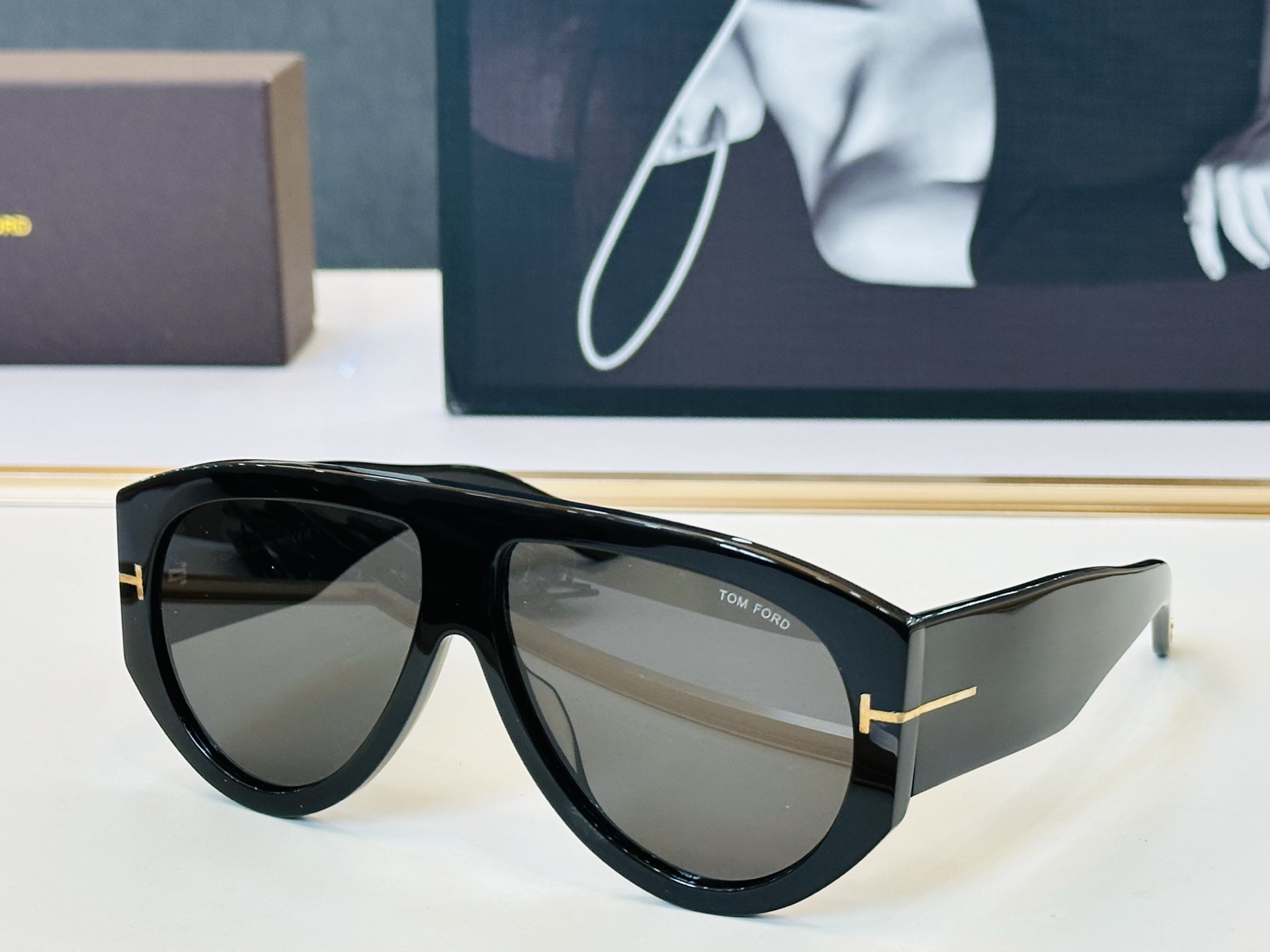 NO:953822,TOM FORD Tom's home MODEL: FT1044 Size 60 mouth 13-145 Fashion trend L sunglasses glasses sunglasses sunglasses, glasses, tom ford19860909款 TOM FORD汤姆家 MODEL:FT1044 Size60口13-145 时尚潮流 L太阳镜 眼镜墨镜太阳镜,眼镜,tom ford,glasses