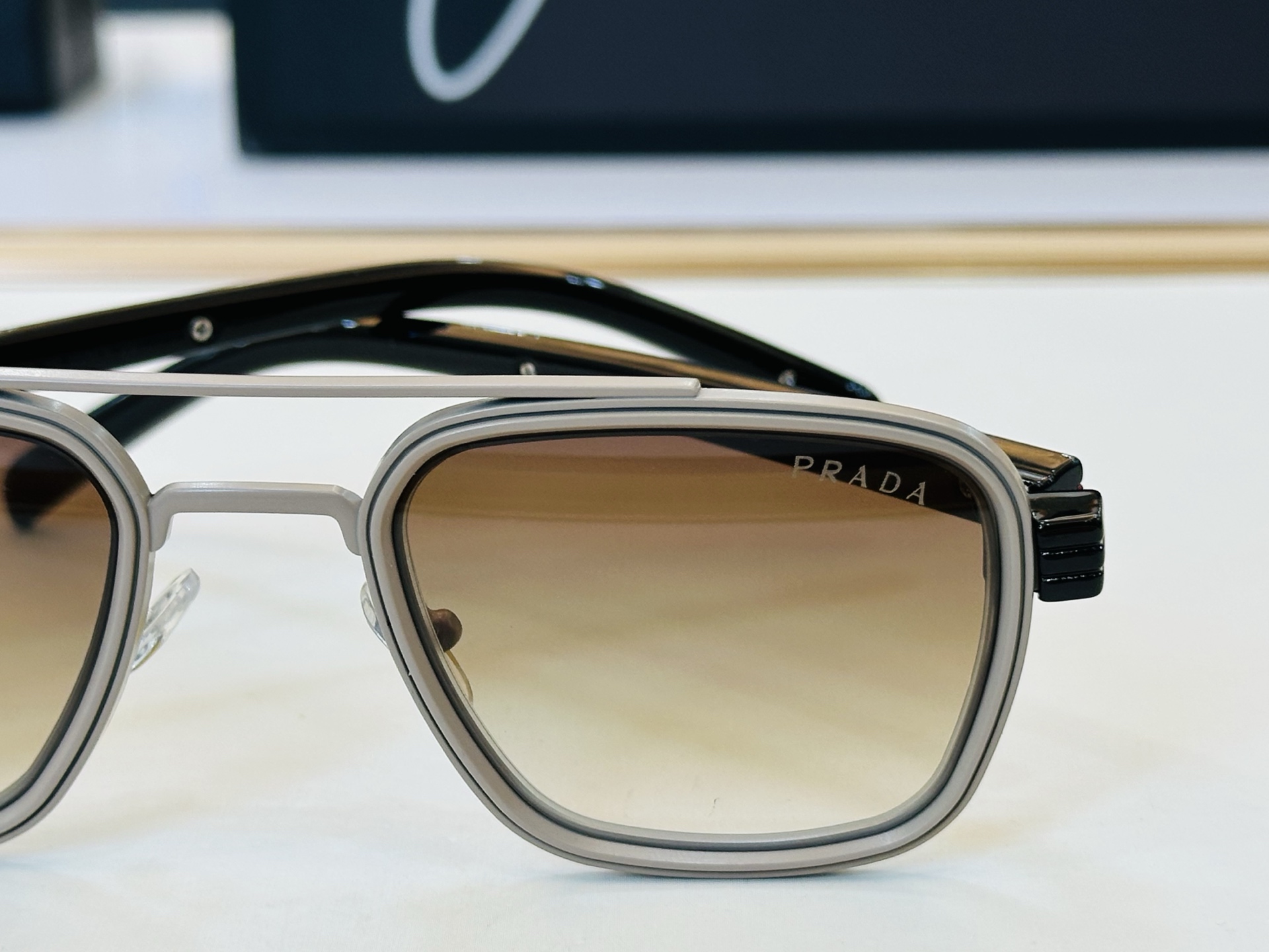 🔺PRAD*🔻普家 9827 Size：56口16-145     眼镜系列堪称精湛制作 彰显独特个性 YE最新推出火爆