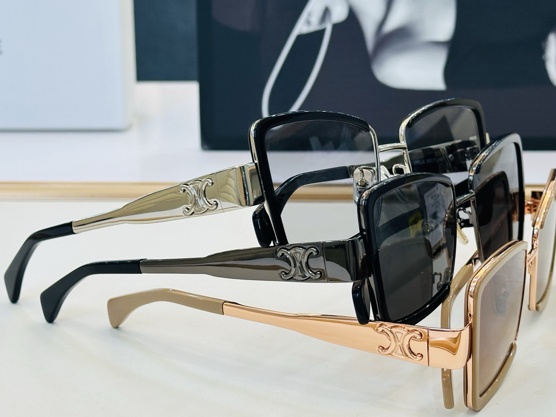 【CELINE】赛琳 CL40338F  Size：53口17-145 一直热销的款式，欧美风 光泽度好  L工艺超赞 