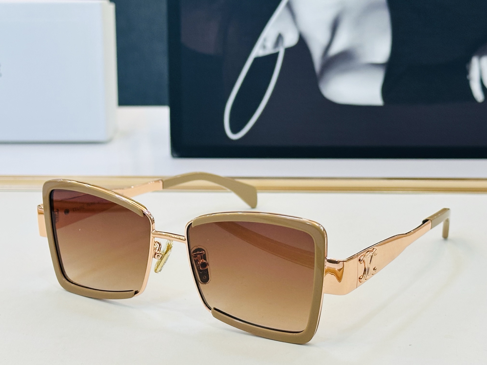【CELINE】赛琳 CL40338F  Size：53口17-145 一直热销的款式，欧美风 光泽度好  L工艺超赞 