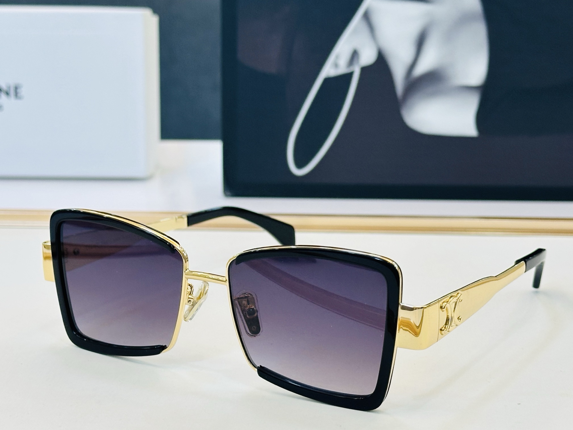 【CELINE】赛琳 CL40338F  Size：53口17-145 一直热销的款式，欧美风 光泽度好  L工艺超赞 