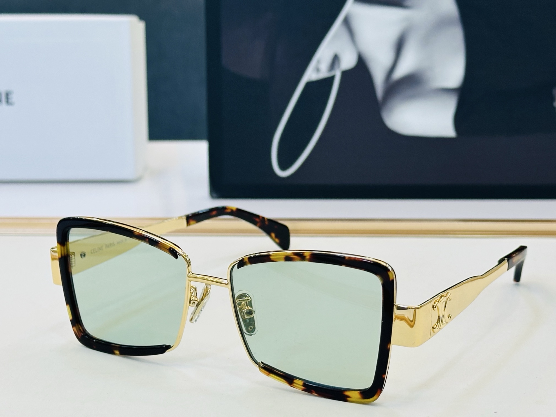 【CELINE】赛琳 CL40338F  Size：53口17-145 一直热销的款式，欧美风 光泽度好  L工艺超赞 