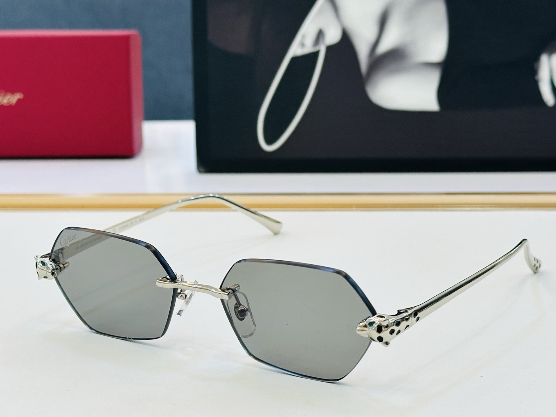 Cartie* 卡家 太阳镜 CT0636S Size：55口18-140 电镀工艺精湛气质十足！CC男女同款 