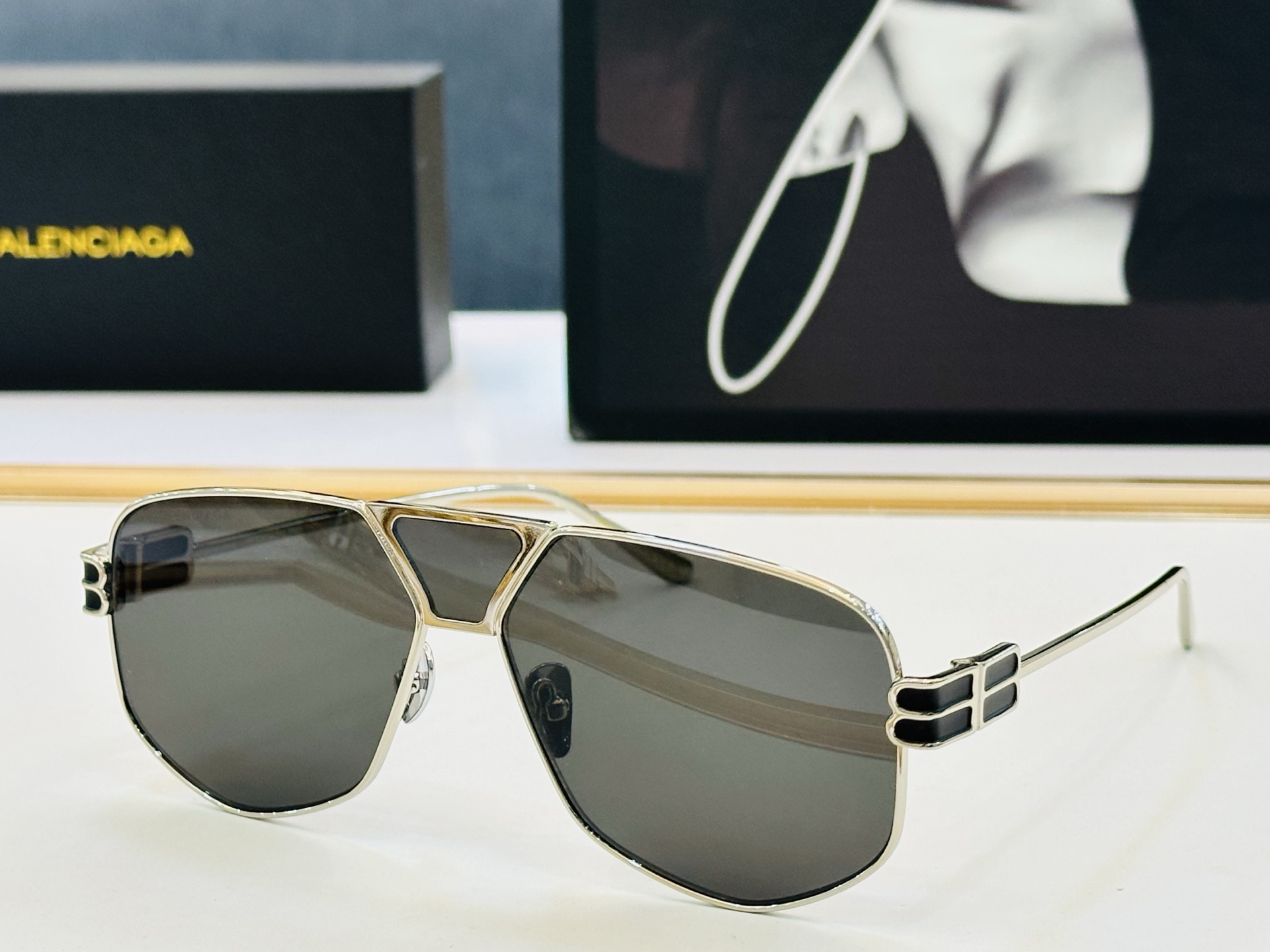 BALENCIAGA巴黎世家 最新 版型很特别的设计让人一眼爱上 BB2267 Size: 60口13-145 D品质高