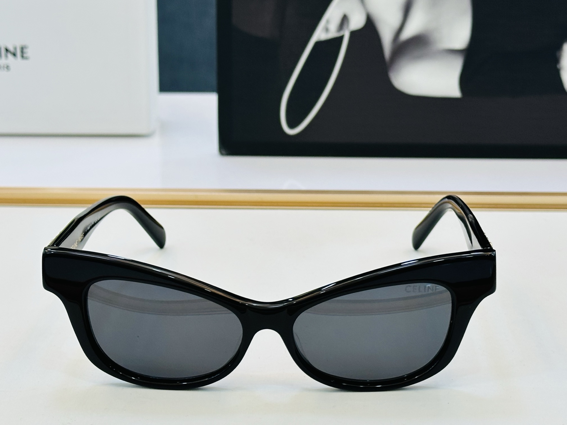 【CELINE】赛琳 CL40352U Size：53口16-145 一直热销的款式，欧美风 光泽度好  C质感强  工