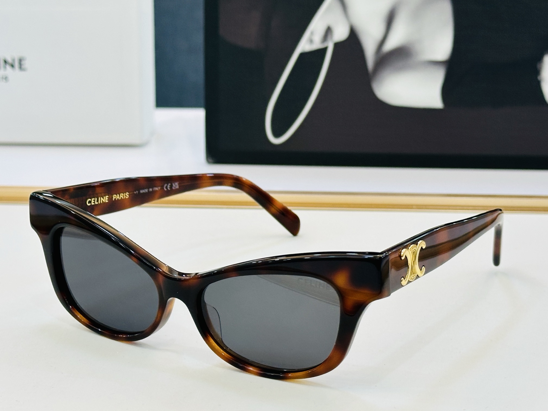 【CELINE】赛琳 CL40352U Size：53口16-145 一直热销的款式，欧美风 光泽度好  C质感强  工