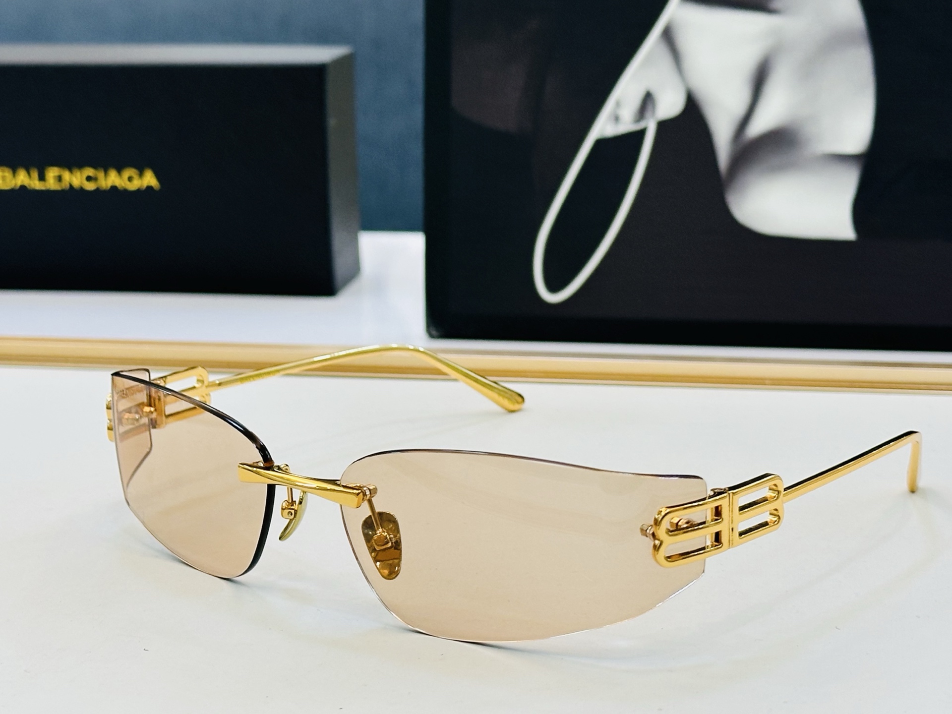 BALENCIAGA巴黎世家 最新 版型很特别的设计让人一眼爱上 BB0484S  Size: 62口18-125  D