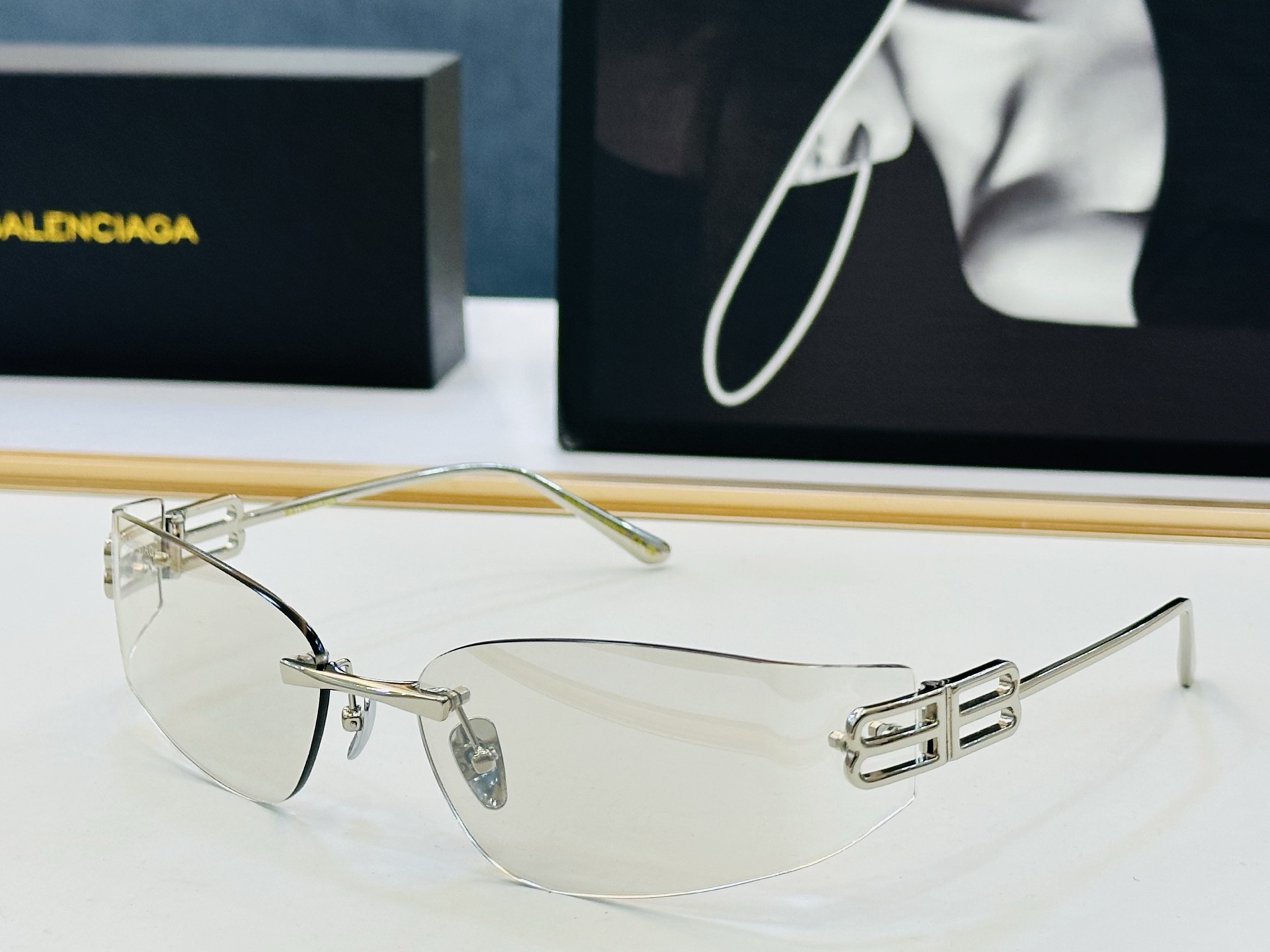 BALENCIAGA巴黎世家 最新 版型很特别的设计让人一眼爱上 BB0484S  Size: 62口18-125  D