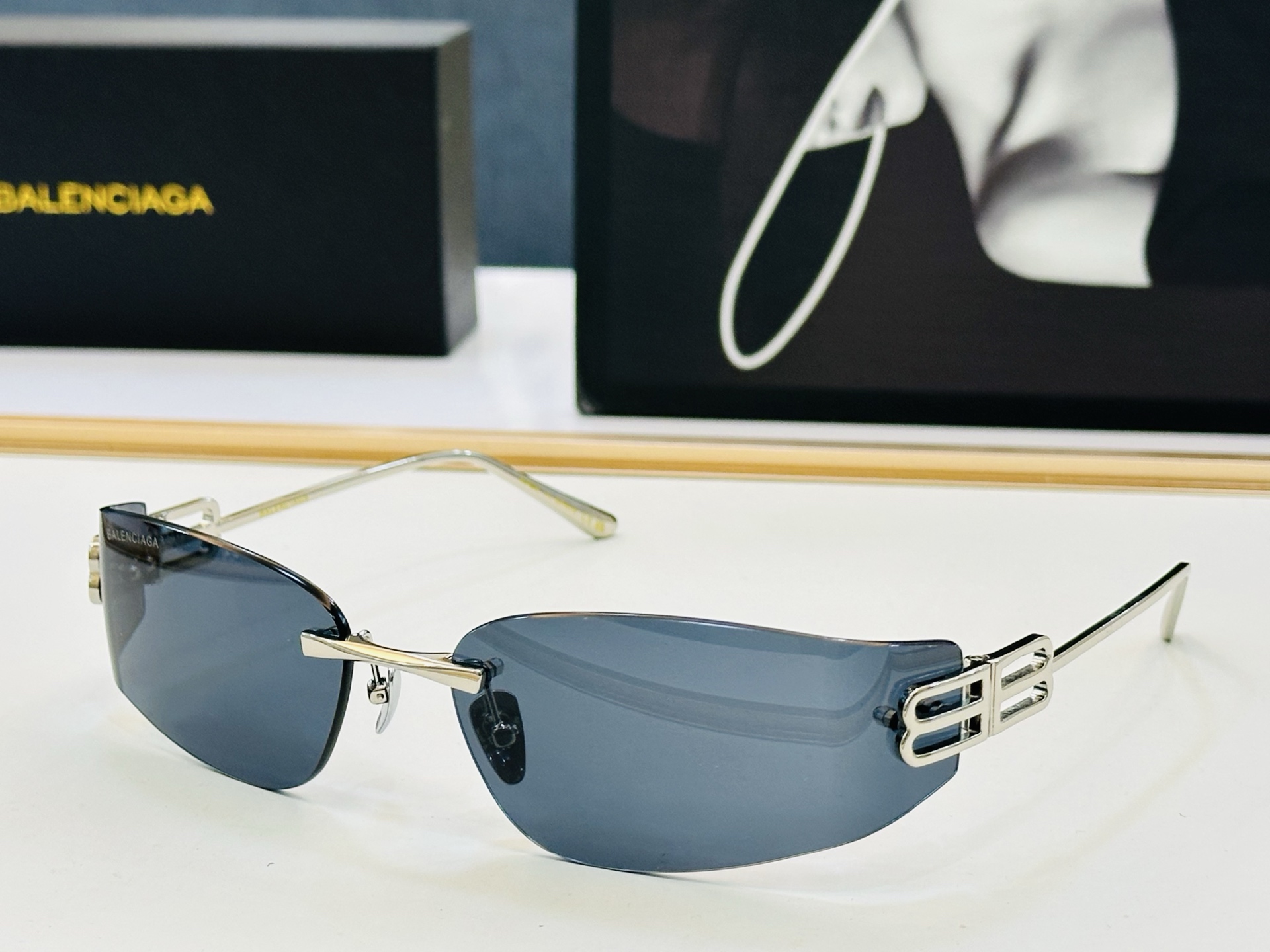 BALENCIAGA巴黎世家 最新 版型很特别的设计让人一眼爱上 BB0484S  Size: 62口18-125  D