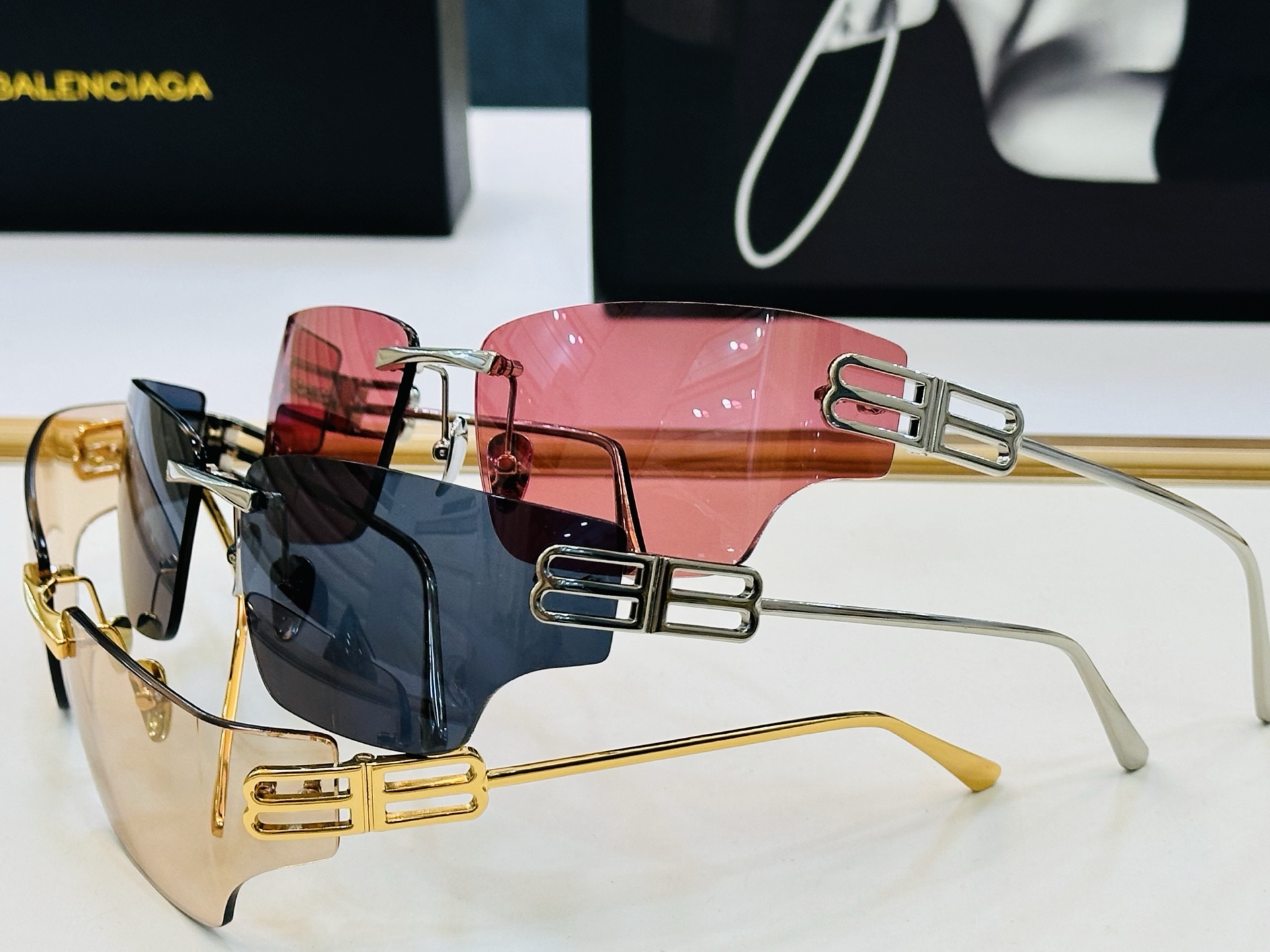 BALENCIAGA巴黎世家 最新 版型很特别的设计让人一眼爱上 BB0485S  Size: 62口18-125  D