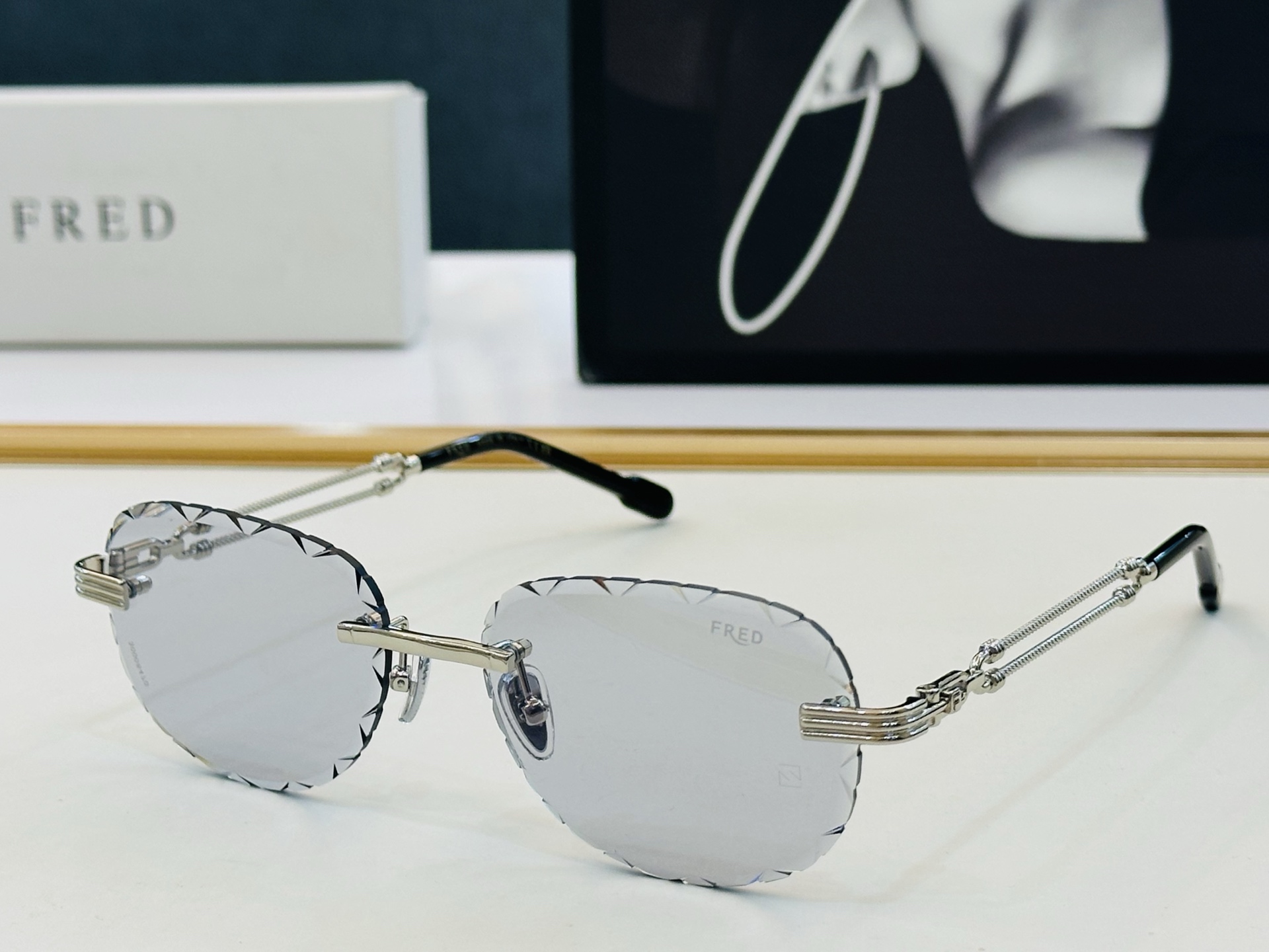 🔺FRED🔻法兰 FG57410U Size：57口17-145  醒目品牌logo扣扣 🔝🔝b上脸超美 太阳镜 内镀蓝
