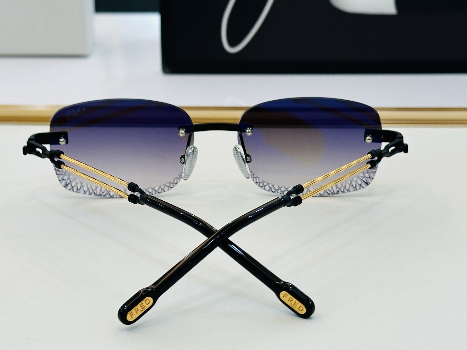 🔺FRED🔻法兰 FG57412U Size：57口17-145  醒目品牌logo扣扣 🔝🔝b上脸超美 太阳镜 内镀蓝