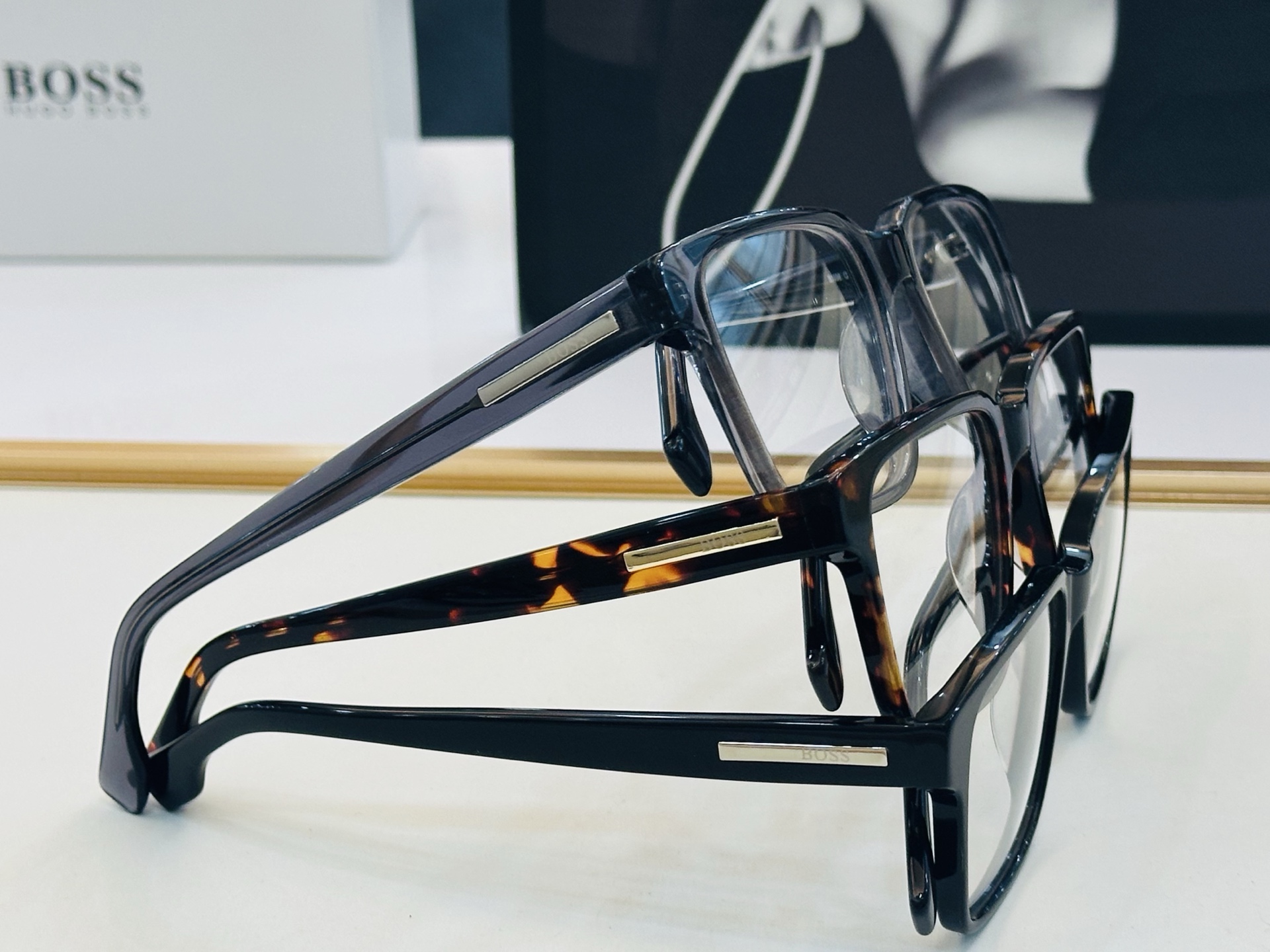 🆕 BOSS B1898  Size：53口17-145  🕶🕶💋💋👣👣  不挑脸 🍁经典不过时框型 L品质优良 配光架