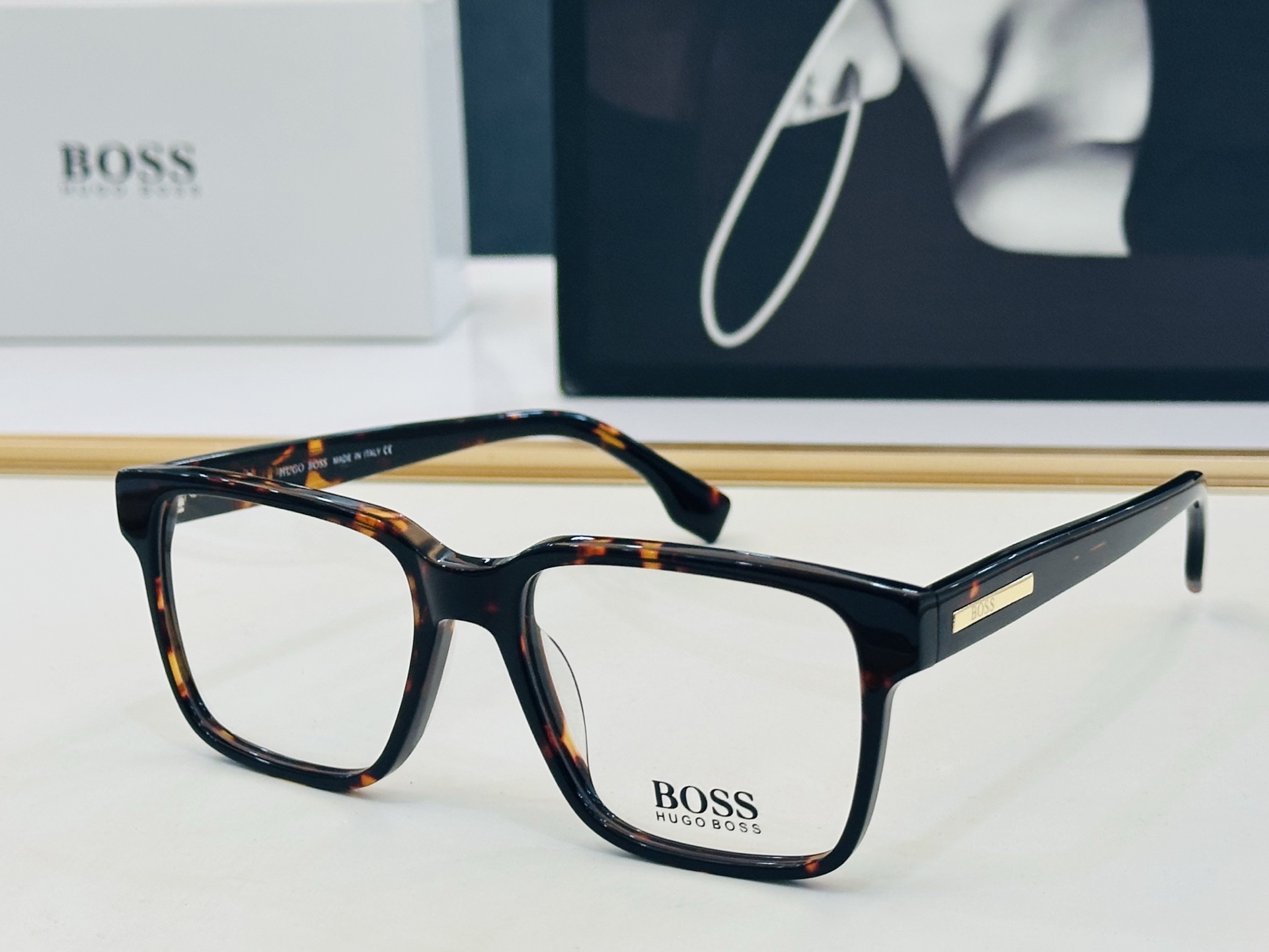 🆕 BOSS B1898  Size：53口17-145  🕶🕶💋💋👣👣  不挑脸 🍁经典不过时框型 L品质优良 配光架