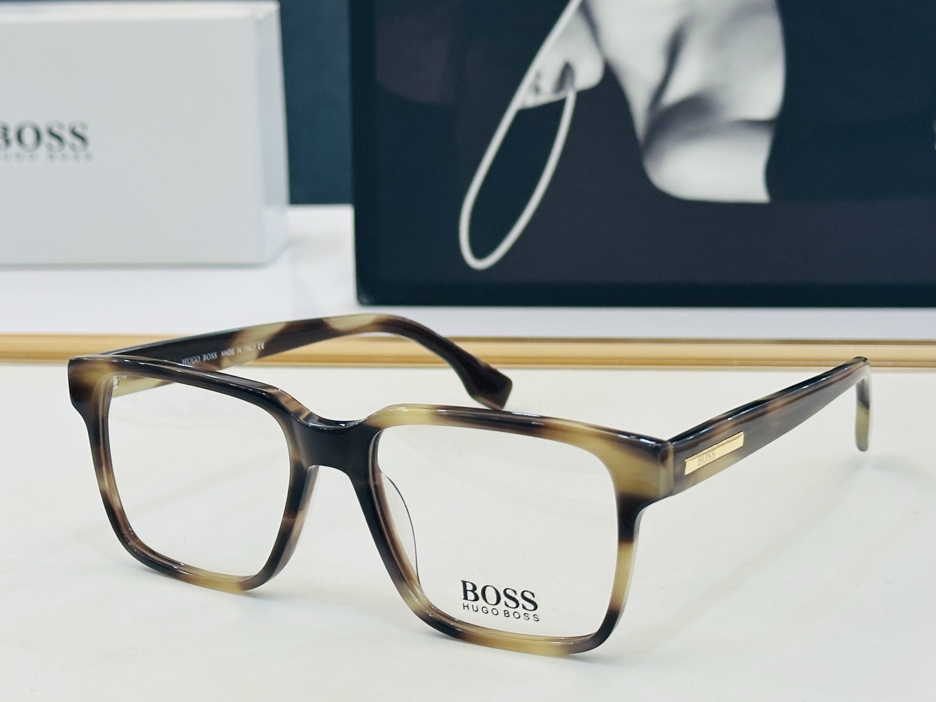 🆕 BOSS B1898  Size：53口17-145  🕶🕶💋💋👣👣  不挑脸 🍁经典不过时框型 L品质优良 配光架