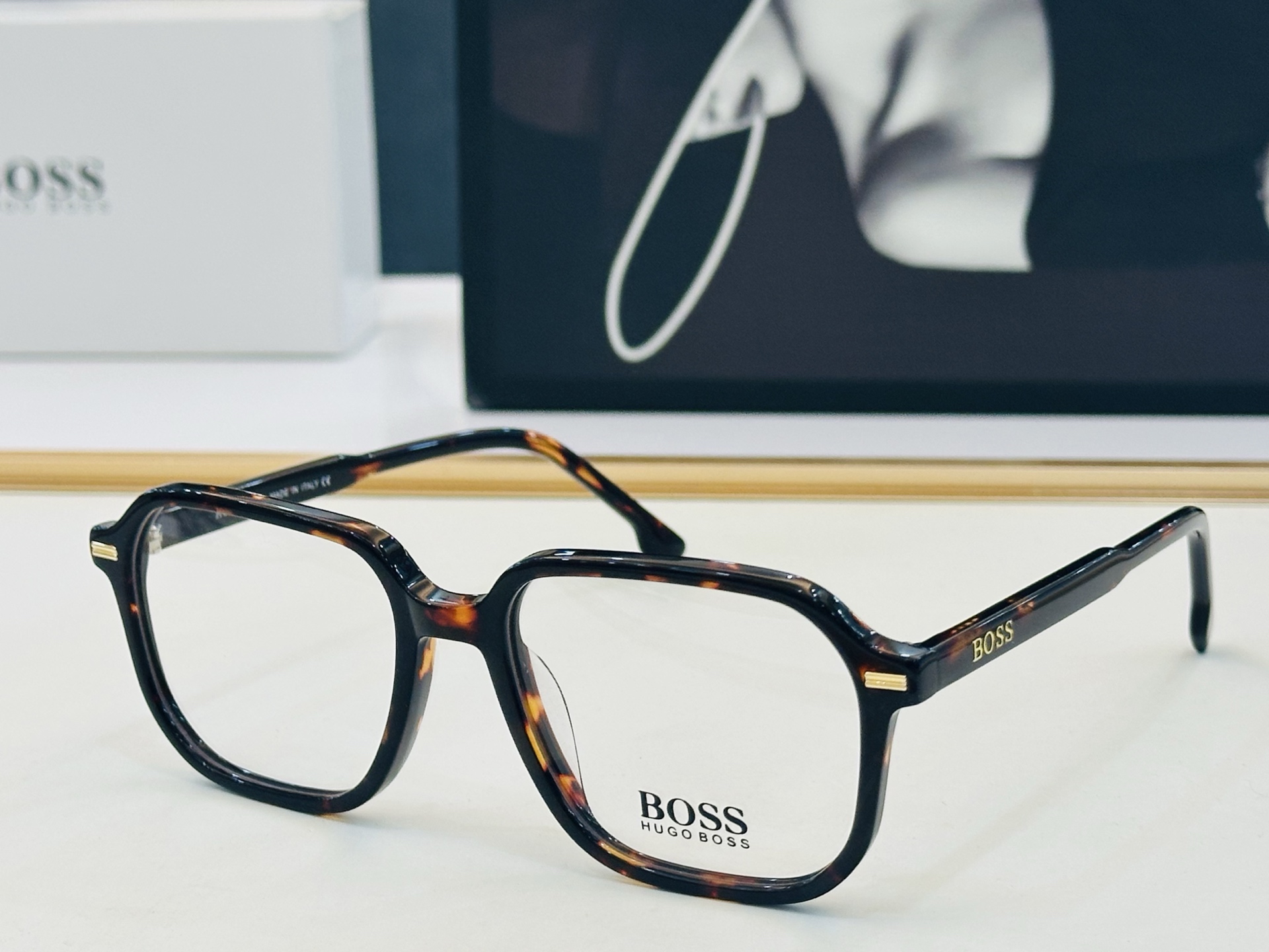 🆕 BOSS B1883  Size：53口17-140   🕶🕶💋💋👣👣  不挑脸 🍁经典不过时框型 L品质优良 配光