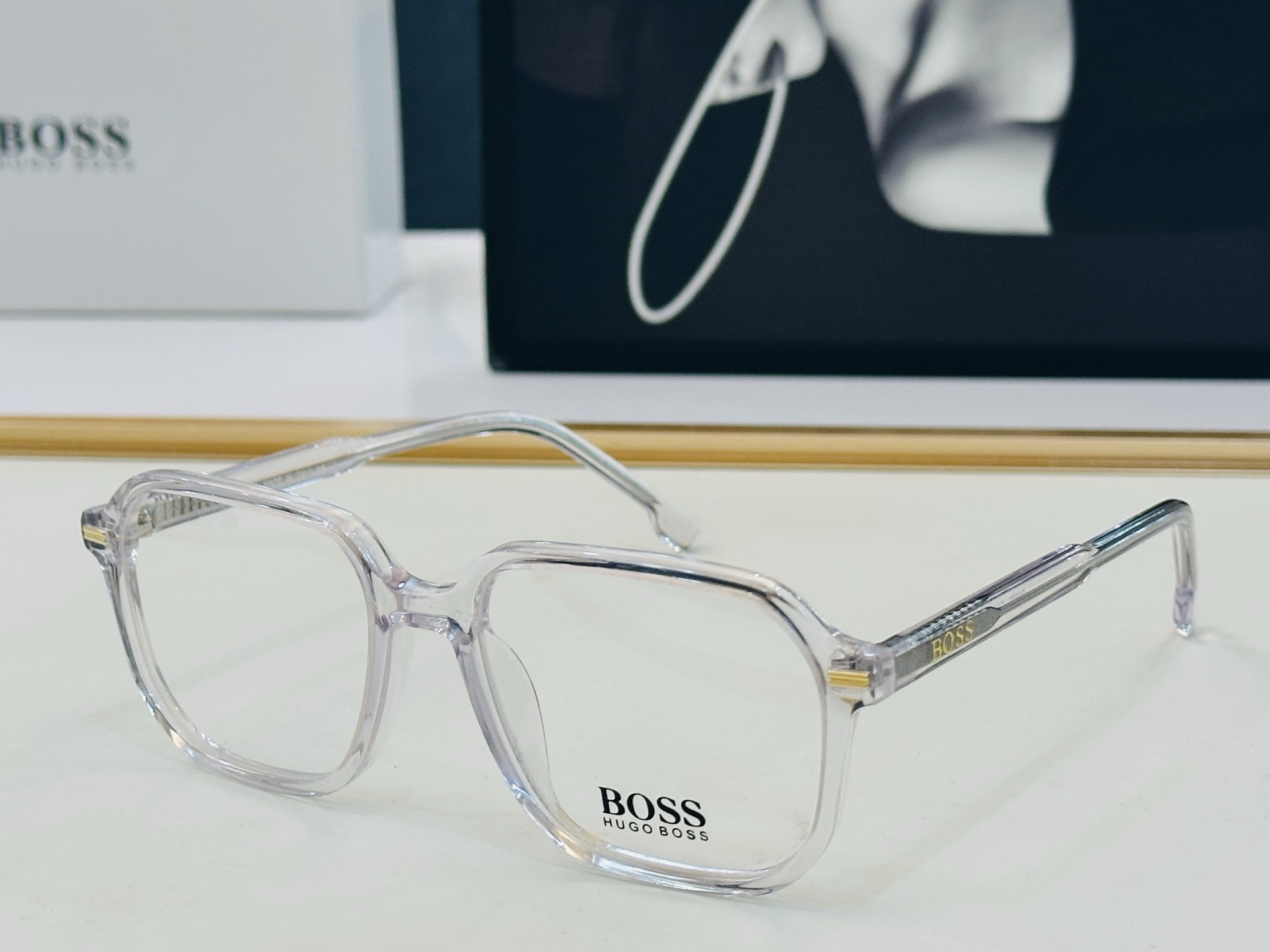 🆕 BOSS B1883  Size：53口17-140   🕶🕶💋💋👣👣  不挑脸 🍁经典不过时框型 L品质优良 配光