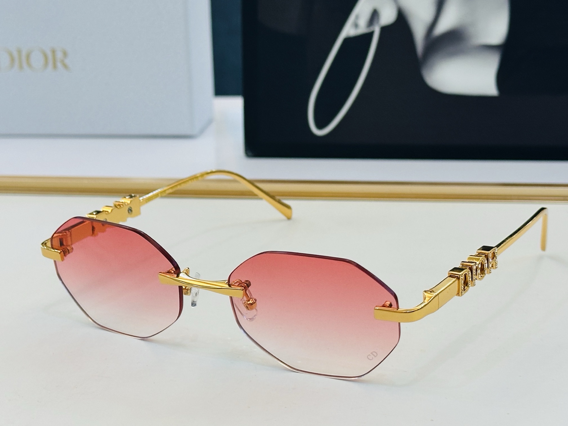 🔻🔻🔻DIO* 迪家 2301UCR Size：52口25-145 春夏款墨镜 😎🔆。搭配镜腿精致 bm官网款 质量上佳