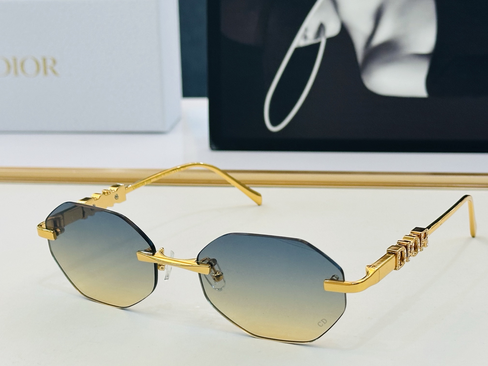 🔻🔻🔻DIO* 迪家 2301UCR Size：52口25-145 春夏款墨镜 😎🔆。搭配镜腿精致 bm官网款 质量上佳