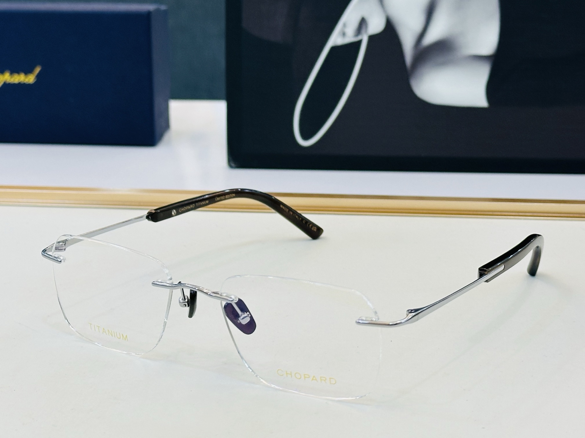 原版 ChoPard肖邦 MODEL: VCHM20J Size：54口19-145  以现代时尚的设计风格 b配光架 