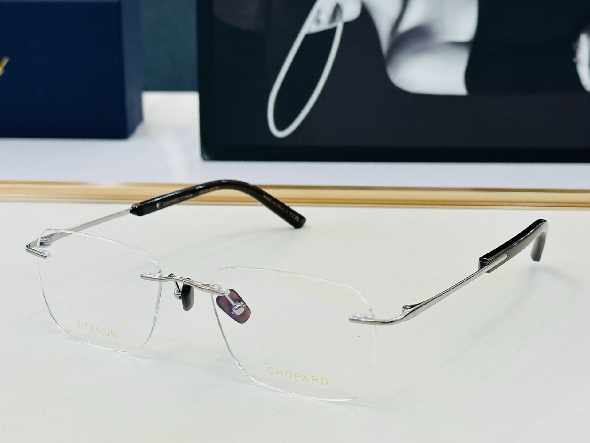 原版 ChoPard肖邦 MODEL: VCHM20J Size：54口19-145  以现代时尚的设计风格 b配光架 