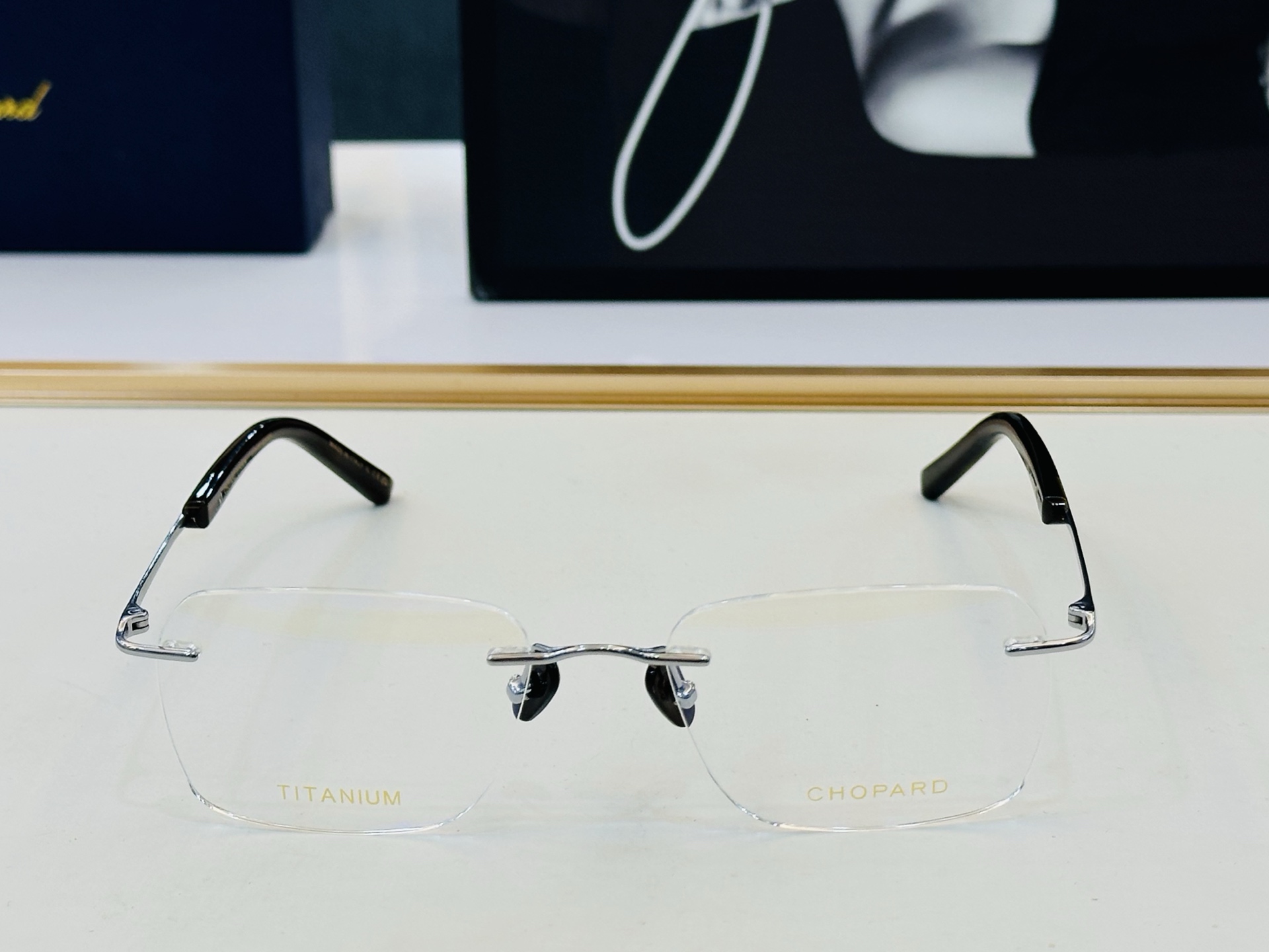 原版 ChoPard肖邦 MODEL: VCHM20J Size：54口19-145  以现代时尚的设计风格 b配光架 