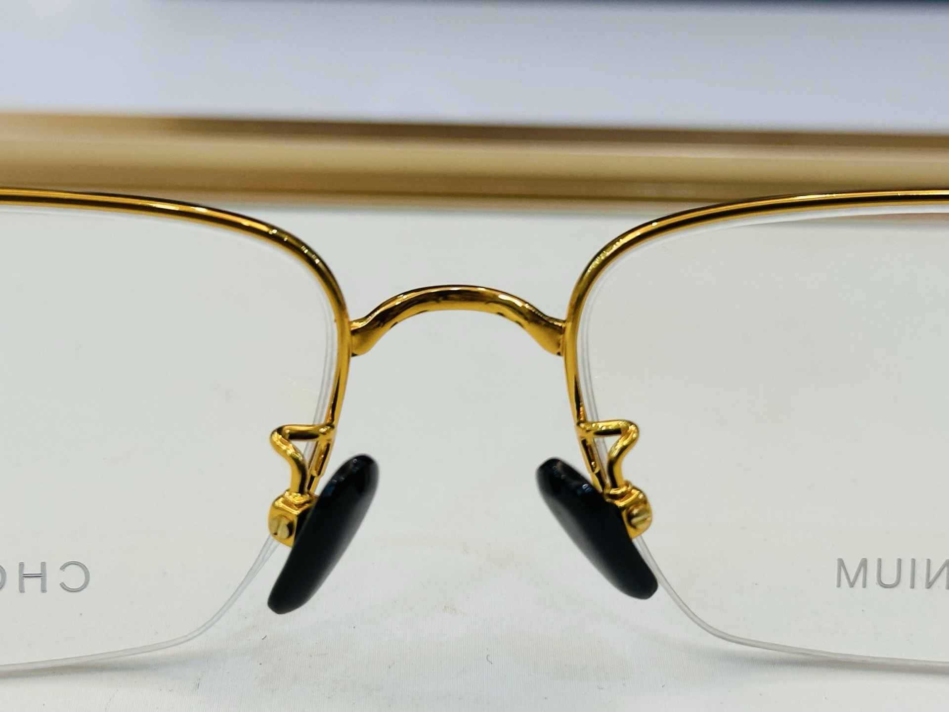 原版 ChoPard肖邦 MODEL: VCHL94D Size：55口18-145  以现代时尚的设计风格 b配光架 