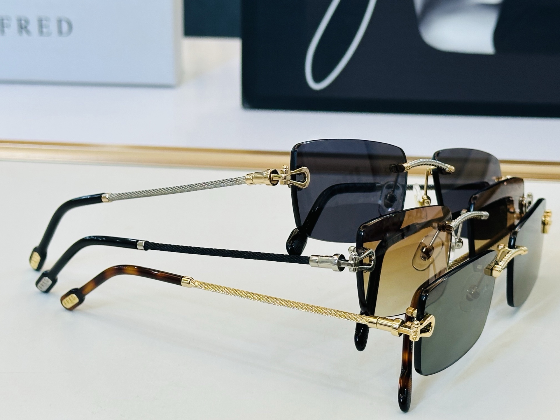 🔺FRED🔻法兰 FG40092  Size：55口18-140醒目品牌logo扣扣 🔝🔝C上脸超美 太阳镜 