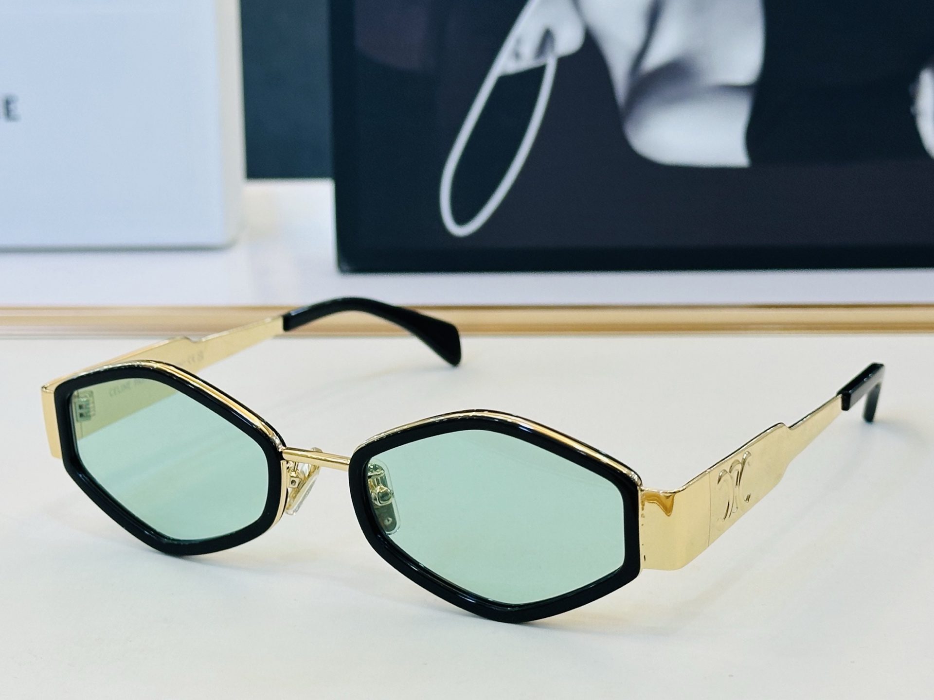 【CELINE】赛琳 CL40330F Size：54口21-145    一直热销的款式 欧美风 L光泽度好 质感强 