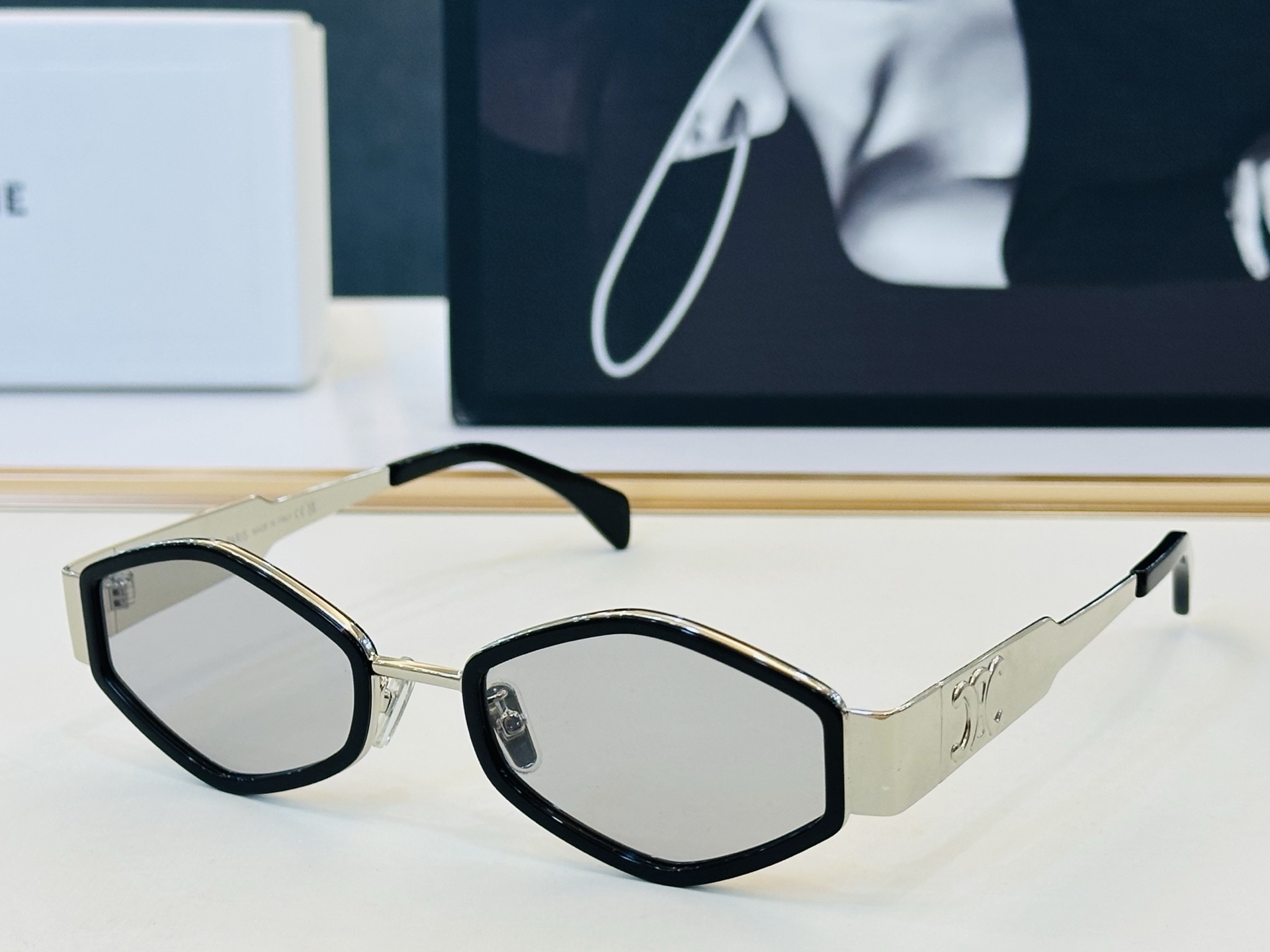 【CELINE】赛琳 CL40330F Size：54口21-145    一直热销的款式 欧美风 L光泽度好 质感强 