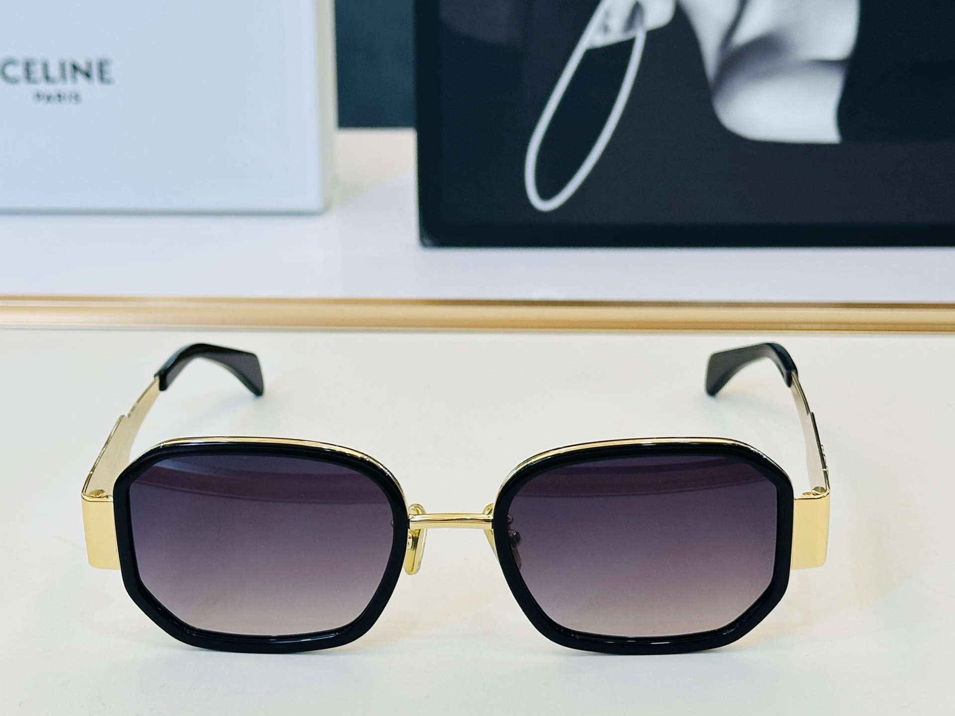 【CELINE】赛琳 CL40332F Size：52口22-145    一直热销的款式 欧美风 L光泽度好 质感强 