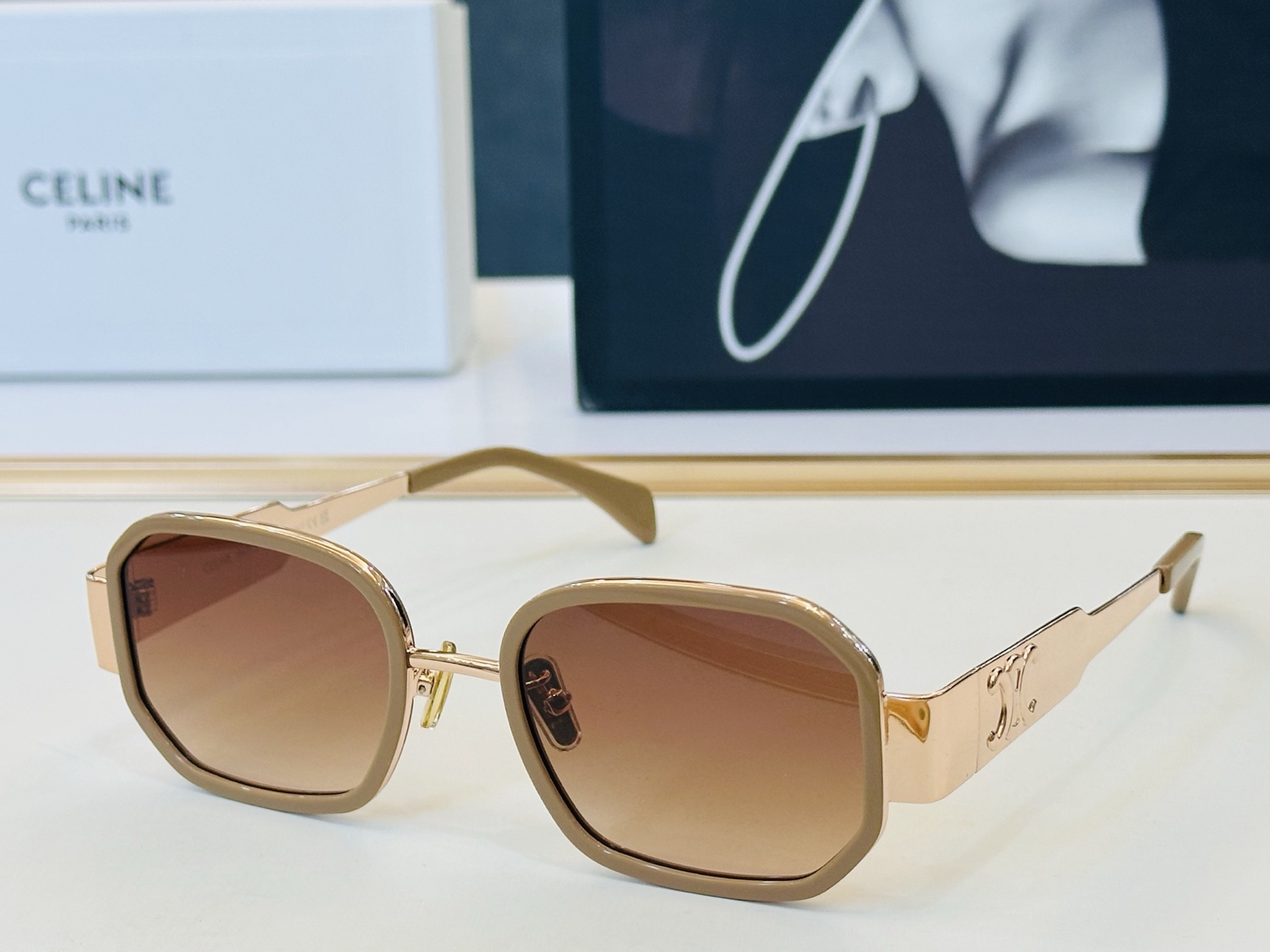 【CELINE】赛琳 CL40332F Size：52口22-145    一直热销的款式 欧美风 L光泽度好 质感强 