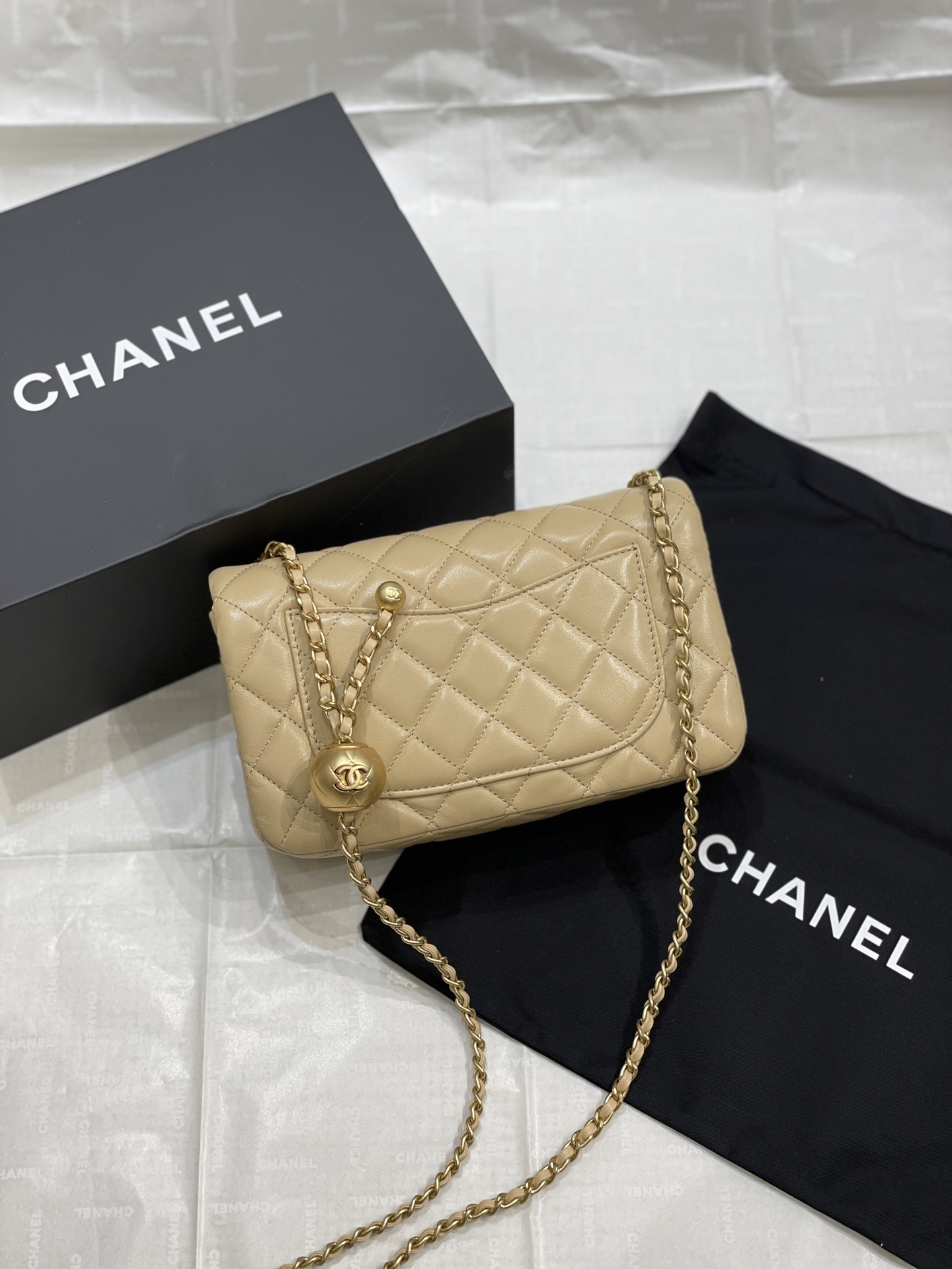 Chanel 升级版大号小金球 口盖羊皮包 这款上身背了之后真的怎么看怎么喜欢