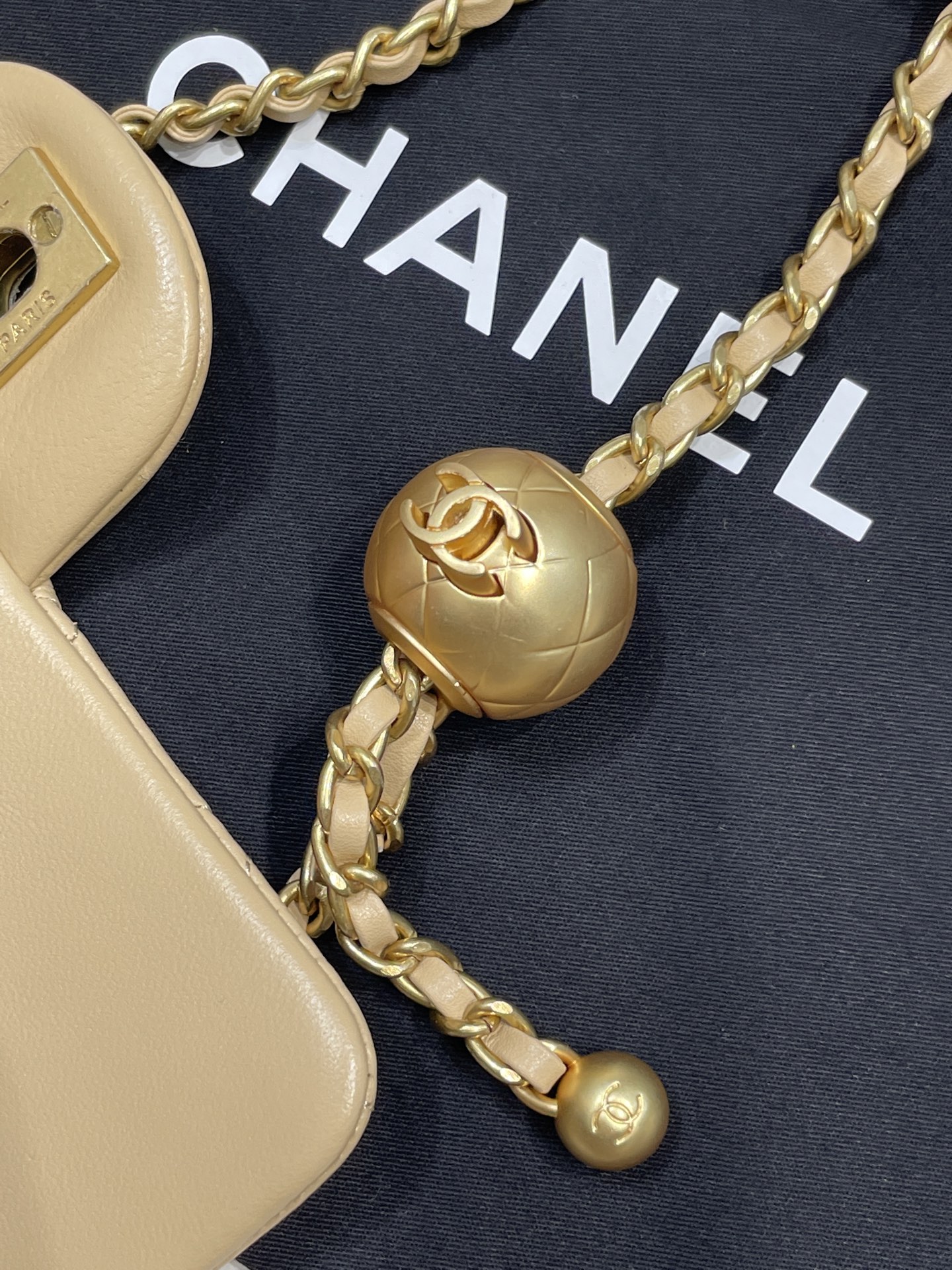 Chanel 升级版大号小金球 口盖羊皮包 这款上身背了之后真的怎么看怎么喜欢