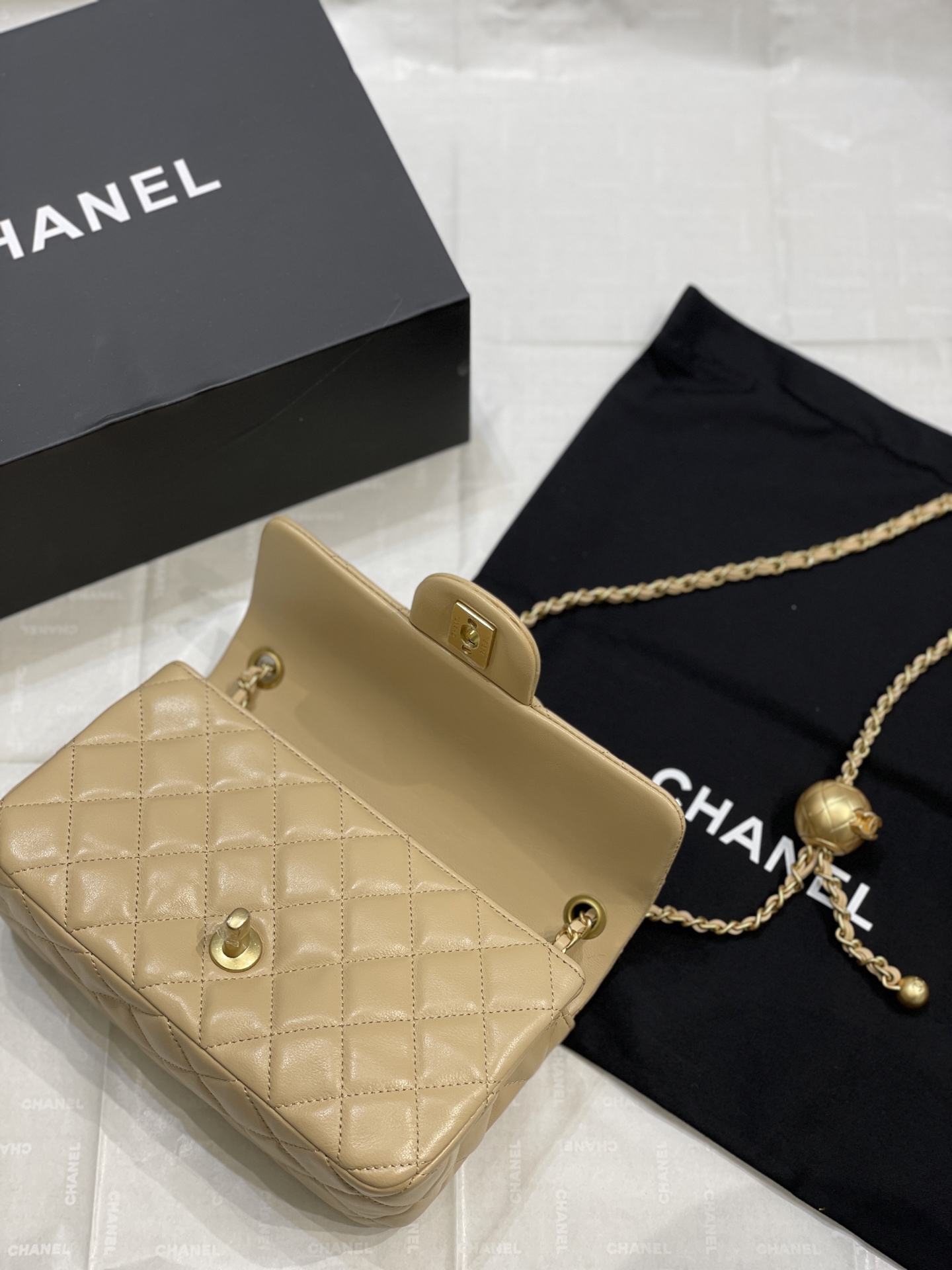 Chanel 升级版大号小金球 口盖羊皮包 这款上身背了之后真的怎么看怎么喜欢
