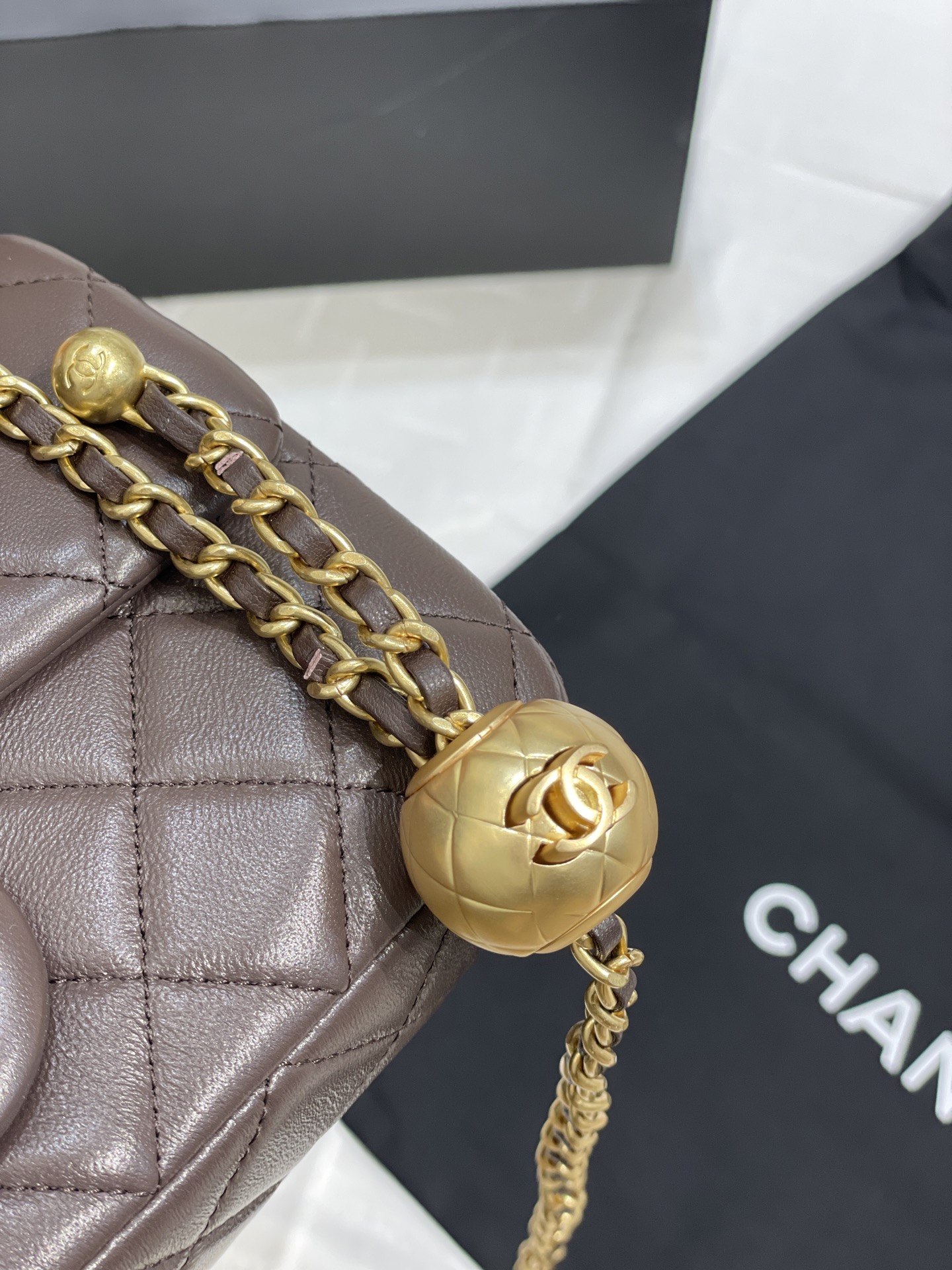 Chanel 升级版大号小金球 口盖羊皮包 这款上身背了之后真的怎么看怎么喜欢
