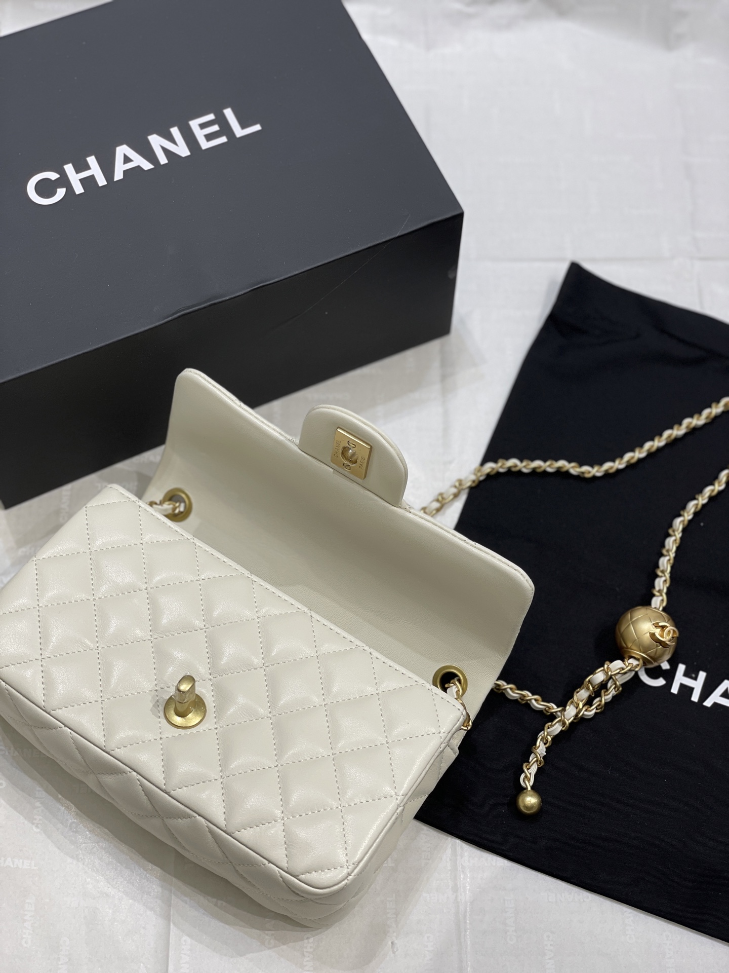 Chanel 升级版大号小金球 口盖羊皮包 这款上身背了之后真的怎么看怎么喜欢