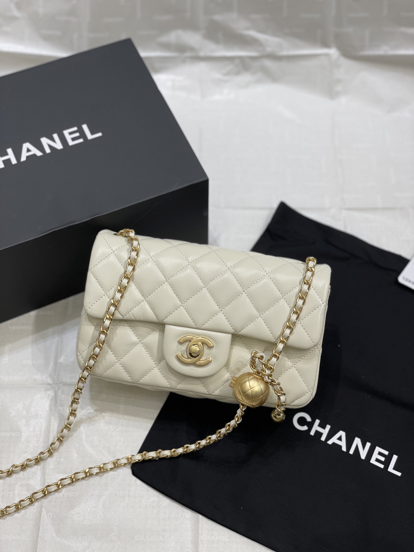 Chanel 升级版大号小金球 口盖羊皮包 这款上身背了之后真的怎么看怎么喜欢
