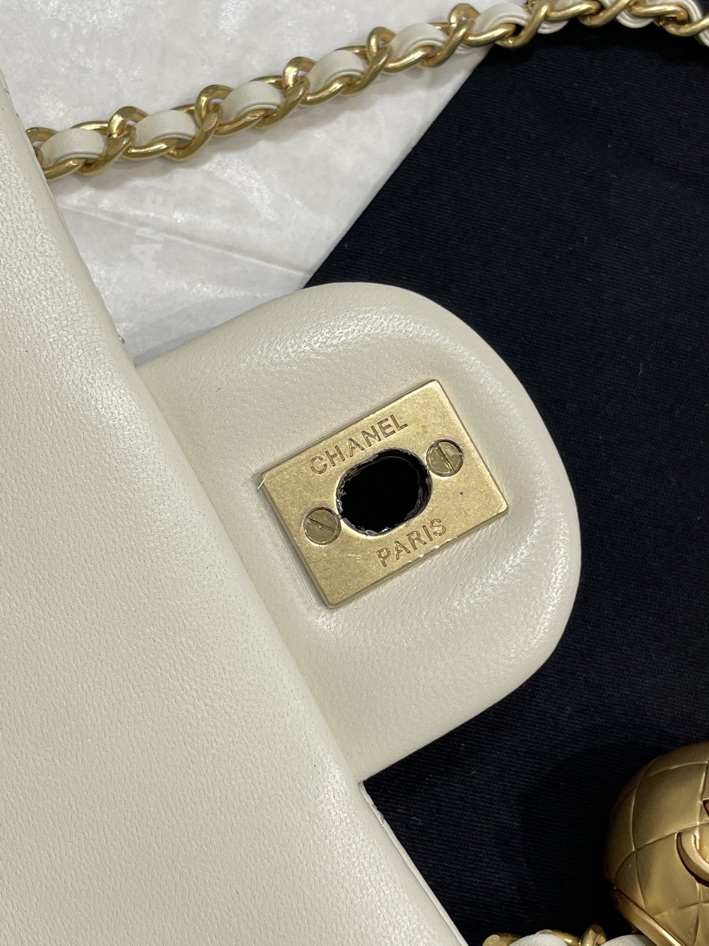 Chanel 升级版大号小金球 口盖羊皮包 这款上身背了之后真的怎么看怎么喜欢